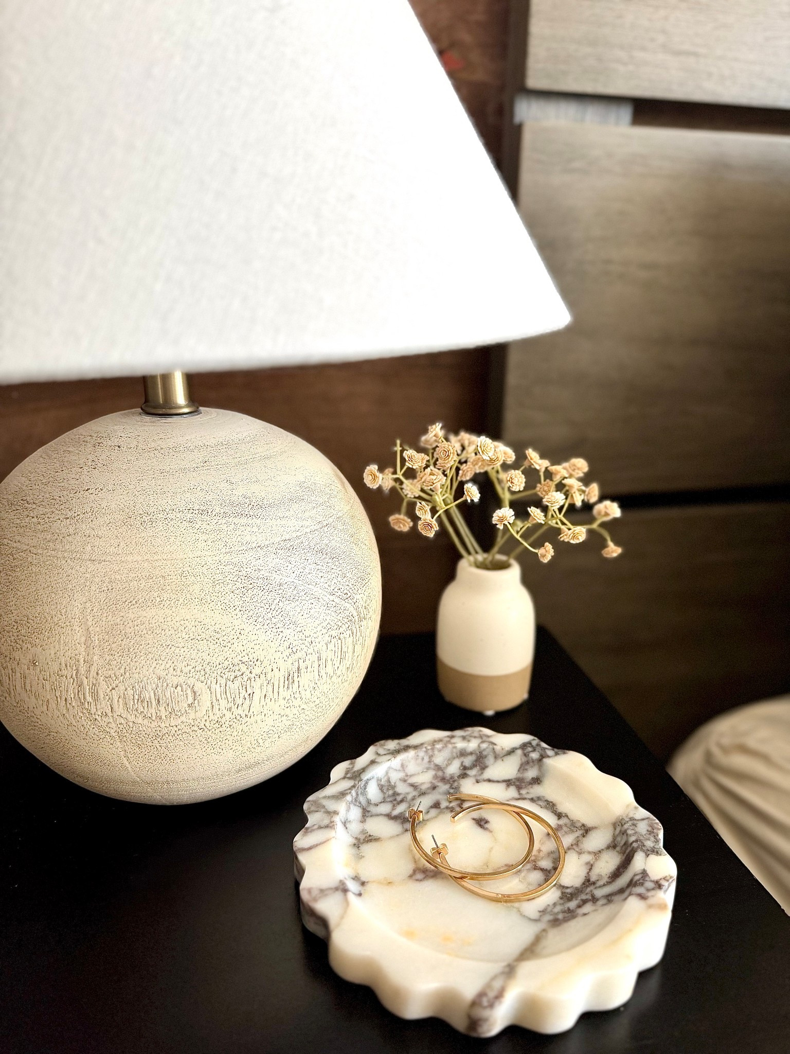 I’m loving this marble tray on my nightstand ❤️ 

*Mini vase and stems are Hobby Lobby 

Home decor | bedside decor | bedroom 


#LTKHome #LTKValentine