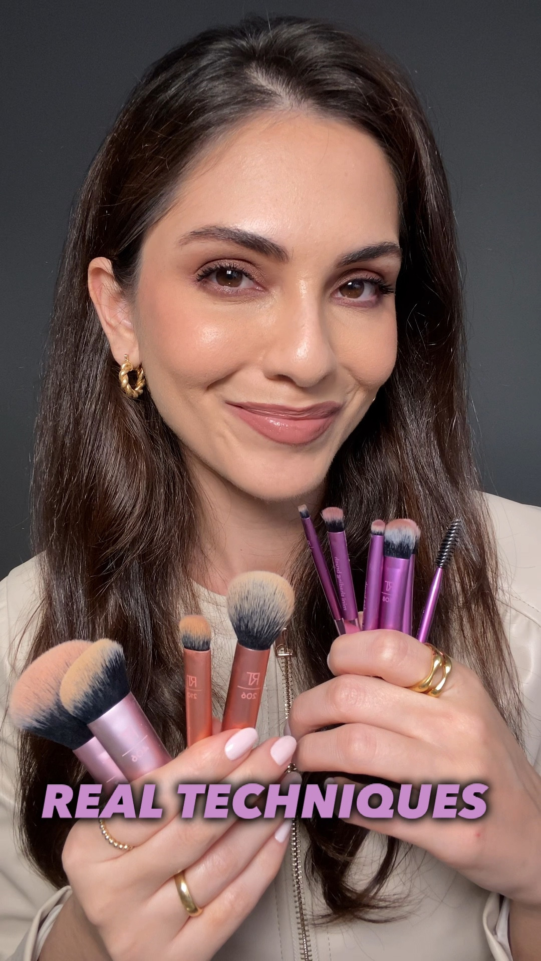 Maquiagem completa usando o Kit de Miniaturas da Real Techniques 🧡 Esse Kit conta com 10 pincéis e uma necessaire. É ótimo para levar na bolsa e em viagens 😎

#LTKbrasil #LTKbeauty #LTKtravel