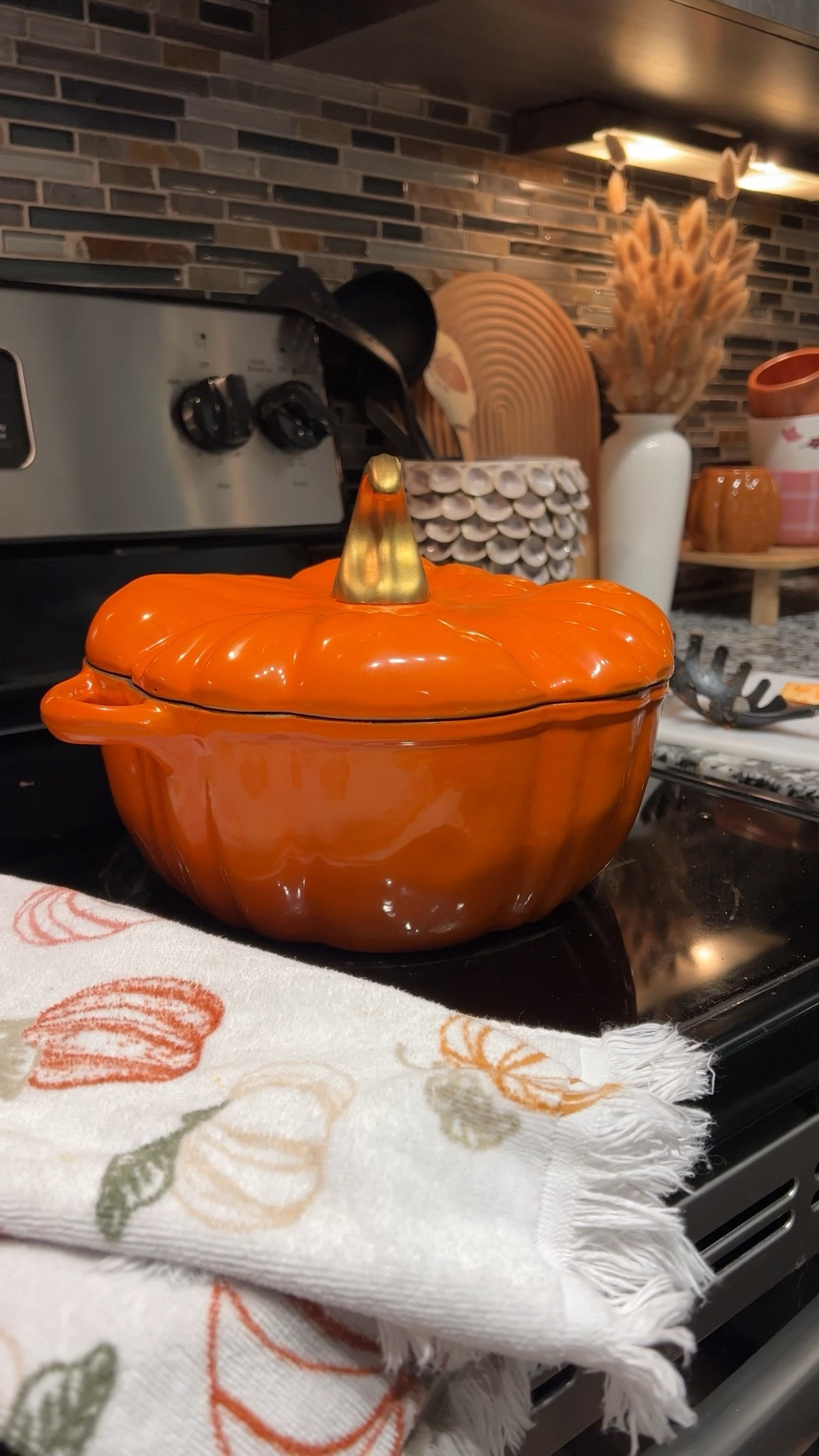 The Pioneer Woman 3.5-Quart Enamel-on-Cast Iron Pumpkin Dutch Oven, Orange  