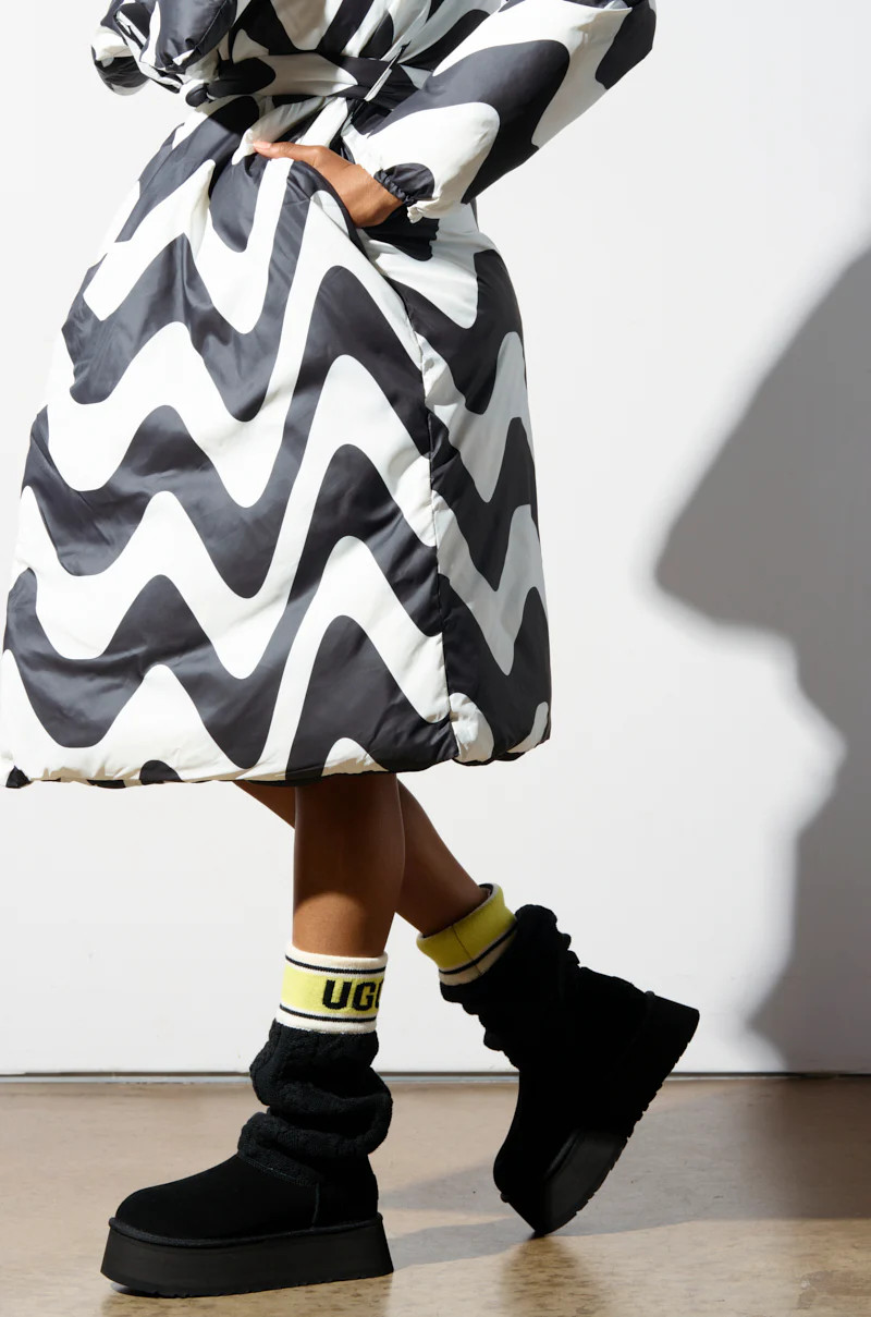 UGG BLACK W CLASSIC SWEATER LETTER | AKIRA