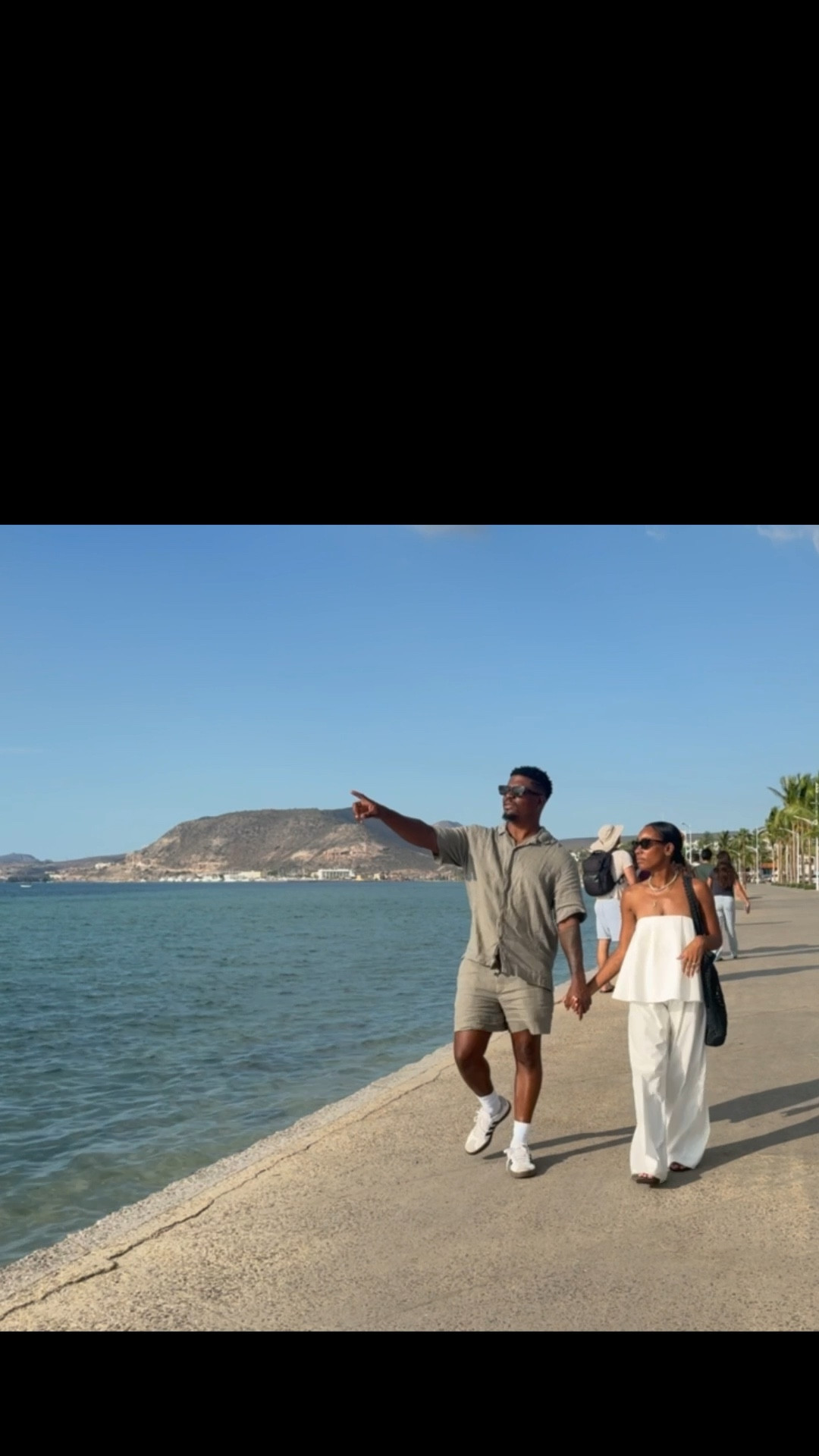 Green Lenin set and adidas shoes 

#LTKStyleTip #LTKWorkwear #LTKFindsUnder50