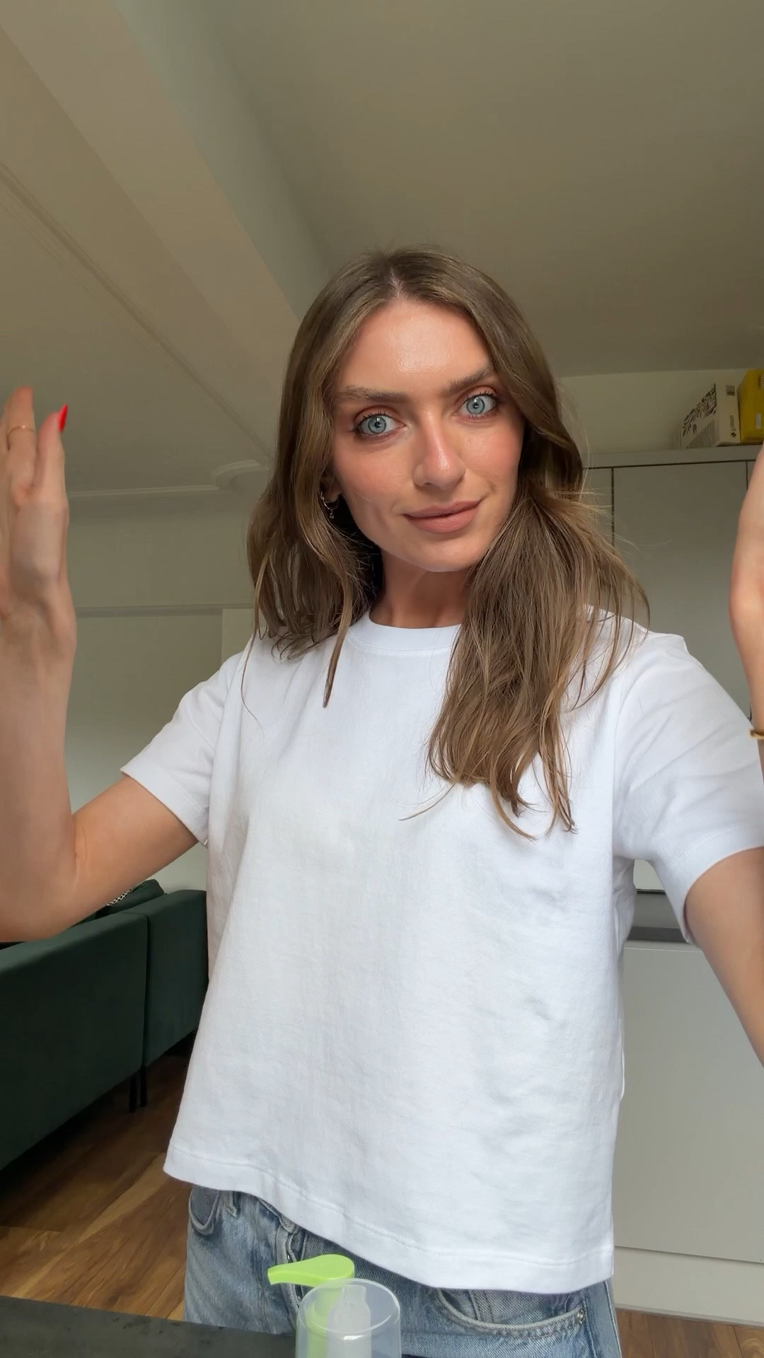 Chatting about letting my hair air dry
I used the garnier cream and then the John freida styling foam
T-shirt is a small from UNIQLO