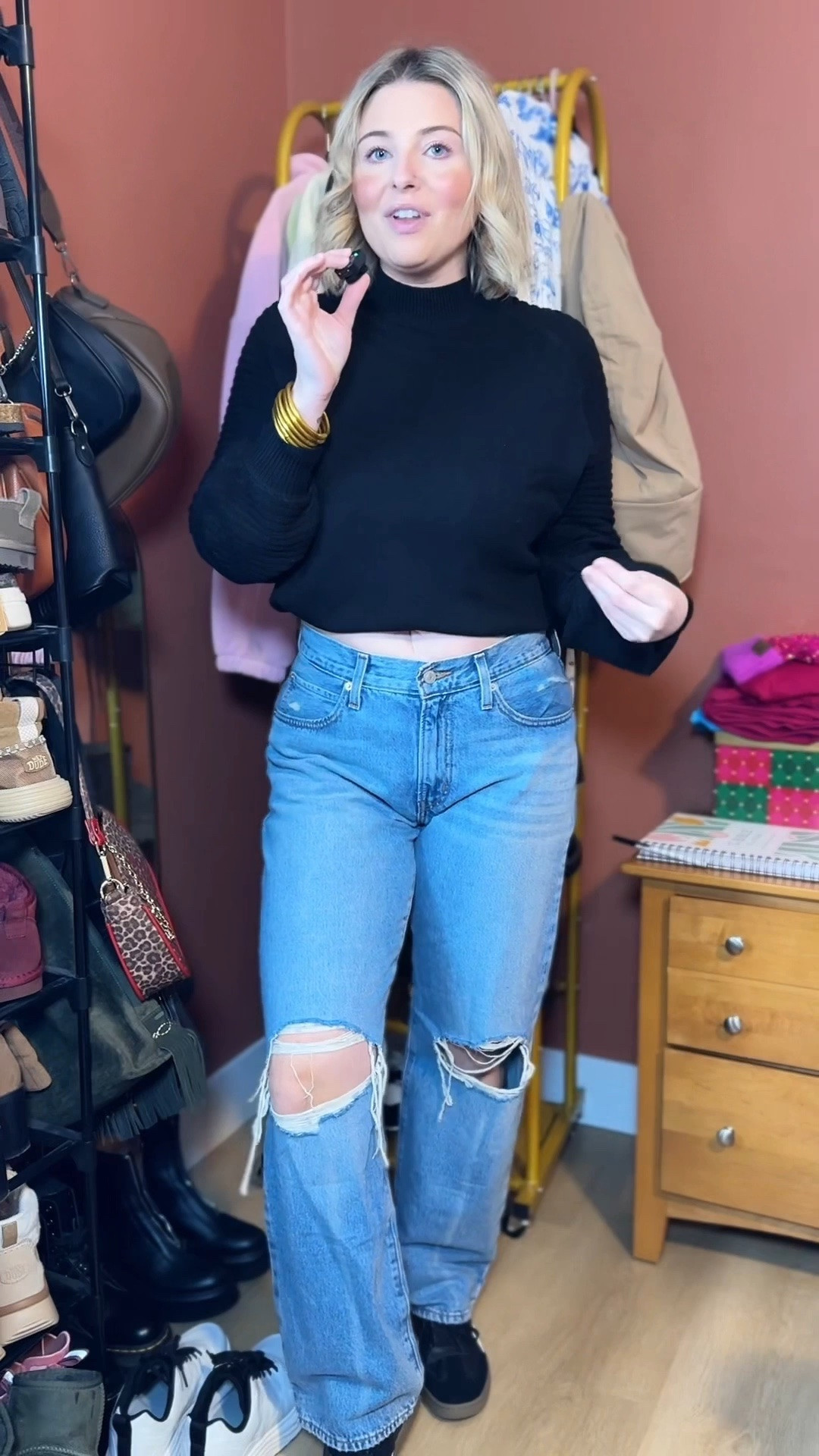 These 90s style jeans are so flattering. 

#LTKFindsUnder100 #LTKmomlife #LTKootd