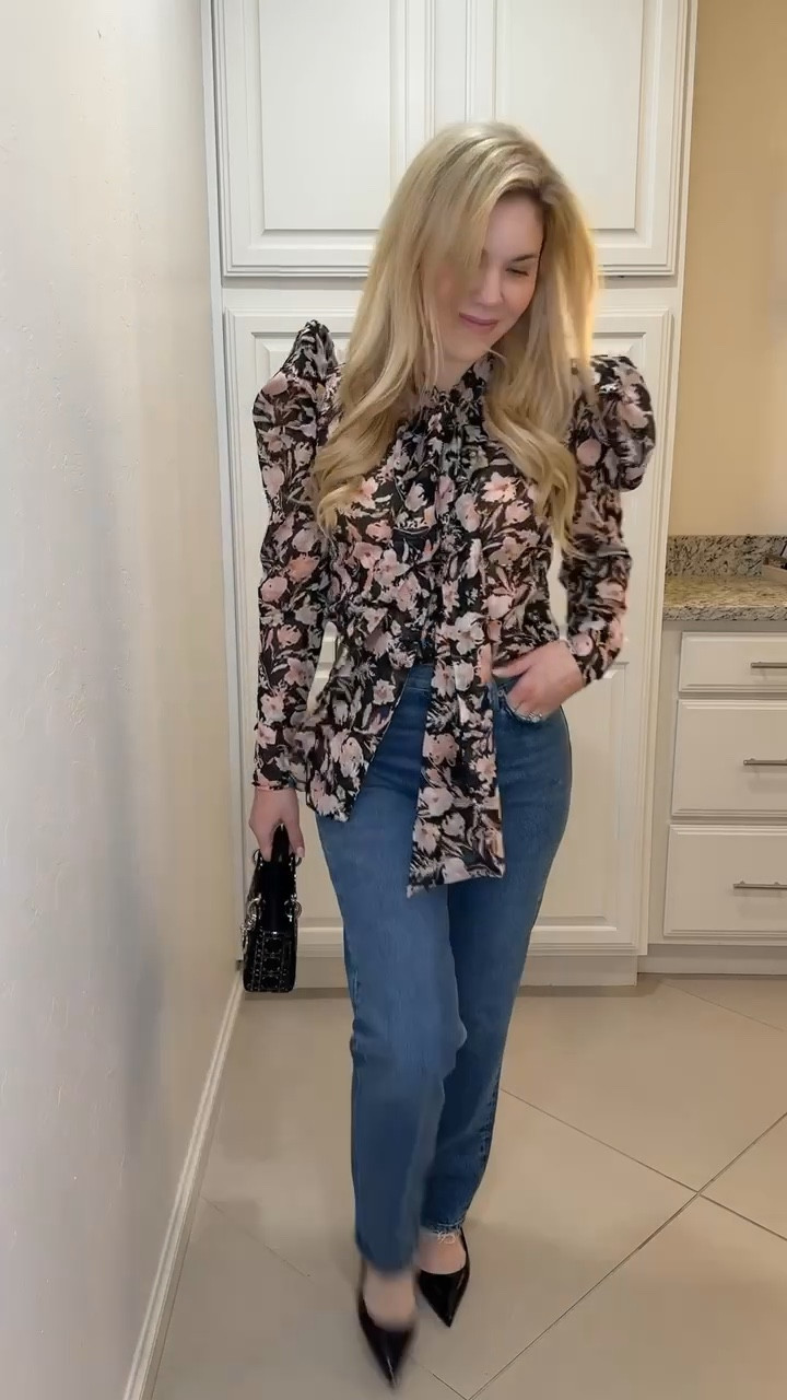Floral Top
Jeans
Bag
Spring Outfit 