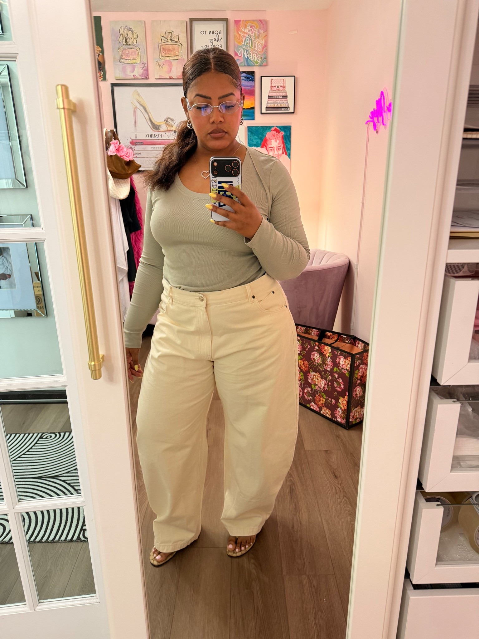 A baggy barrel jeans hates to see me coming

#LTKMothersDay #LTKOver40 #LTKdayinmylife
