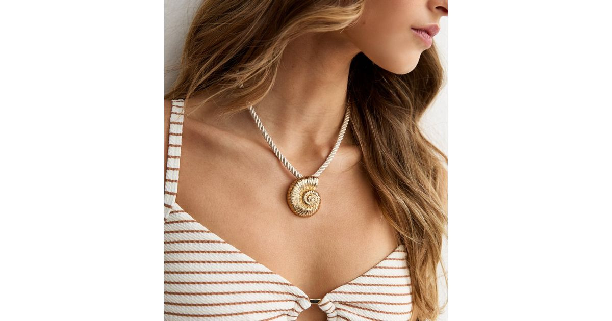 Gold Tone Chunky Seashell Rope Necklace | New Look | New Look (UK)