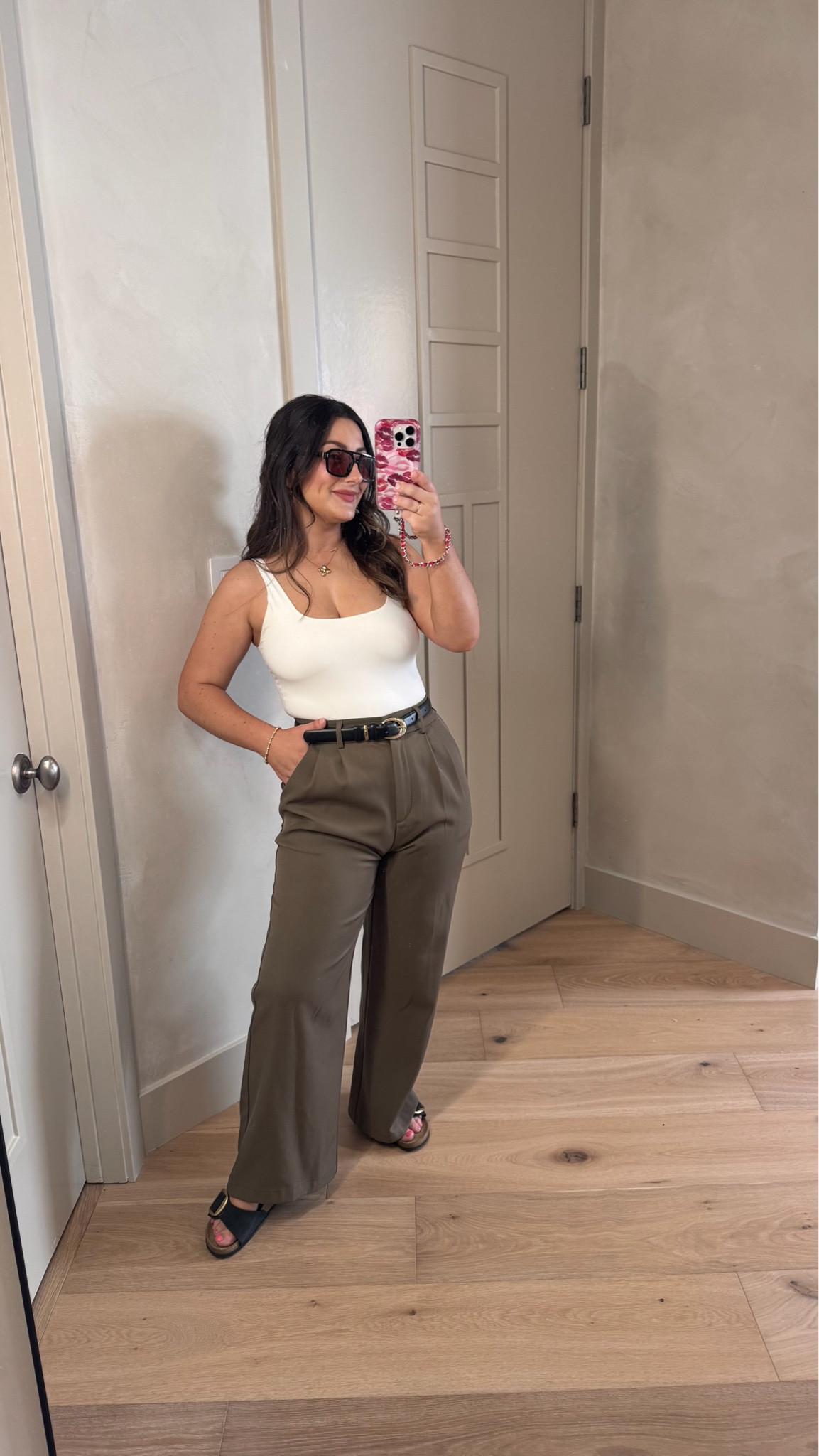 The best trousers to dress up or down! Workwear outfit or every day! 

Size small short thick 
Tank size small 

5'0" 140lbs
petite friendly pants


#LTKWorkwear #LTKootd #LTKPetite