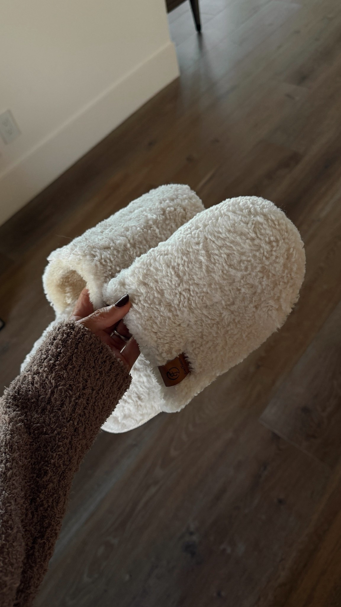 These slippers are one of the coziest I own! Definitely picking up a couple extra for the holiday season. Would make such a great gift #slippers #amazon #cozygifts #stylinbyaylin #aylin

#LTKGiftGuide #LTKHoliday #LTKselfcare