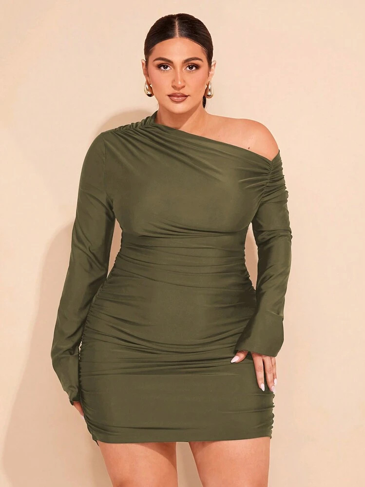 SHEIN BAE Plus Size Women's Asymmetric Shoulder Long Sleeve Ruched Bodycon Mini Dress | SHEIN