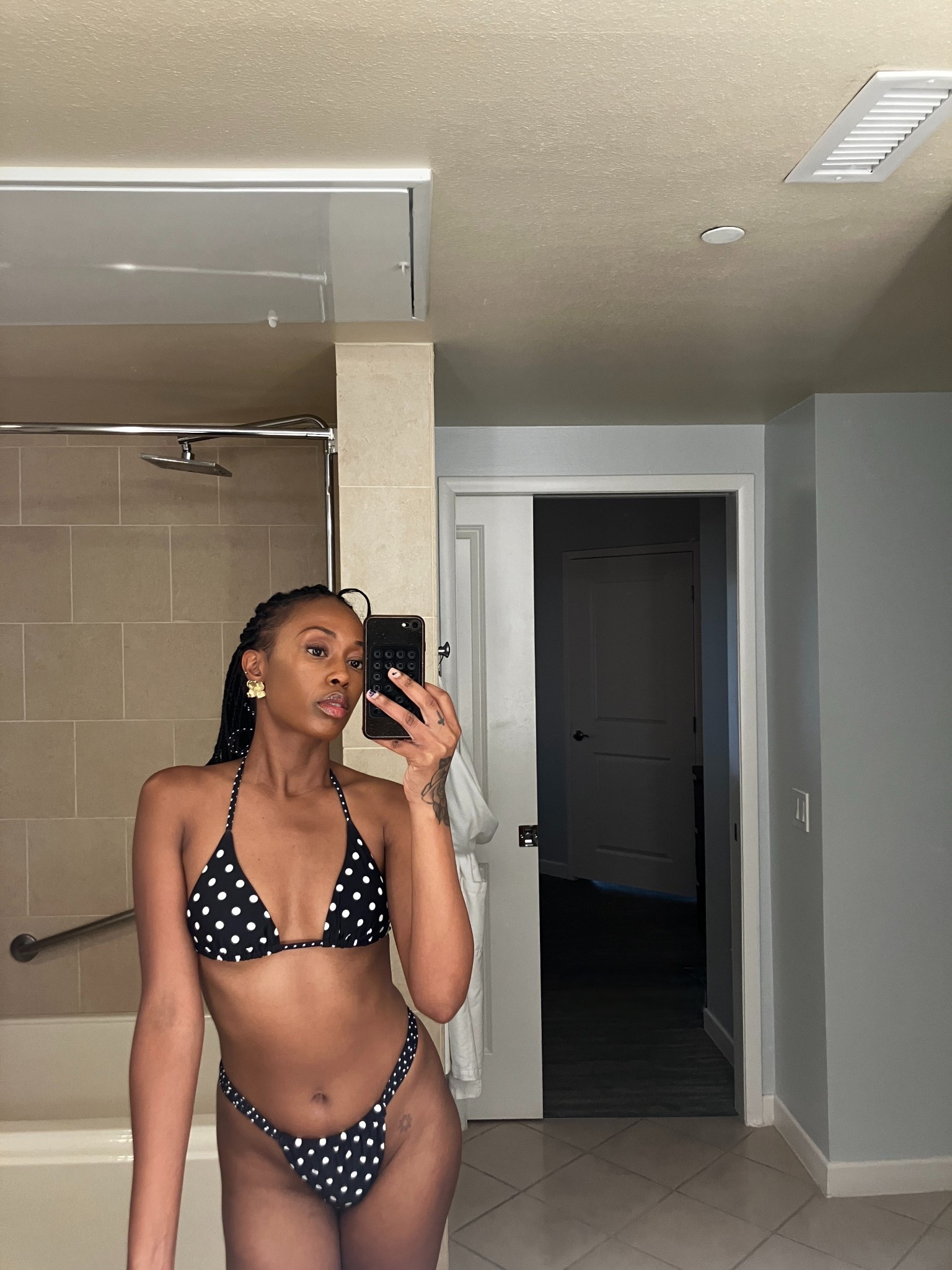First bikini pic of the year 🖤🌸