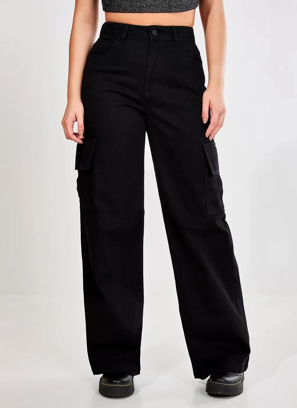 calça reta over cargo preta | YouCom (BR)