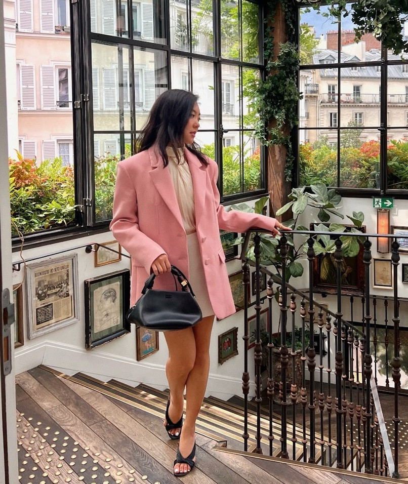 A light pink blazer paired with a chic black bag for a lunch!

#LTKStyleTip #LTKItBag