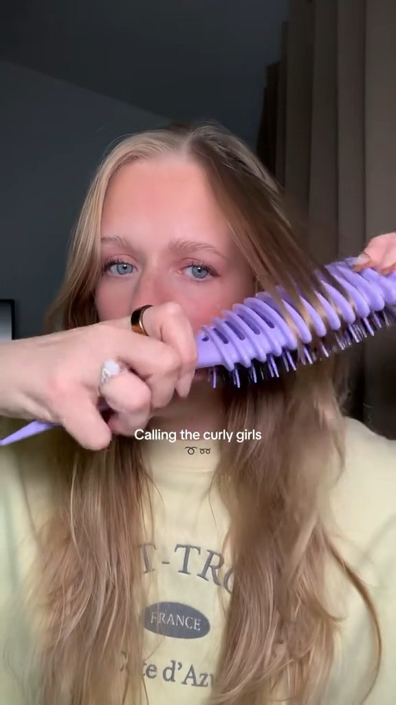 Conair curly hair brush for easy detangling and defined curls.
• Conair hair brush
• curly hair brush
• detangling brush
• curl definition
• frizz-reducing hair tools
• wet or dry hair brush