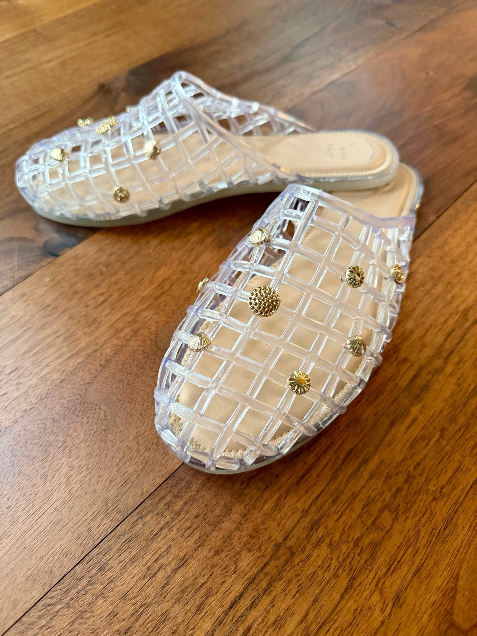 Summer shoes Summer Outfits 

Loving the beaded detail on these jelly shoes! So cute with any summer outfit. The easiest shoes to slip on and go!