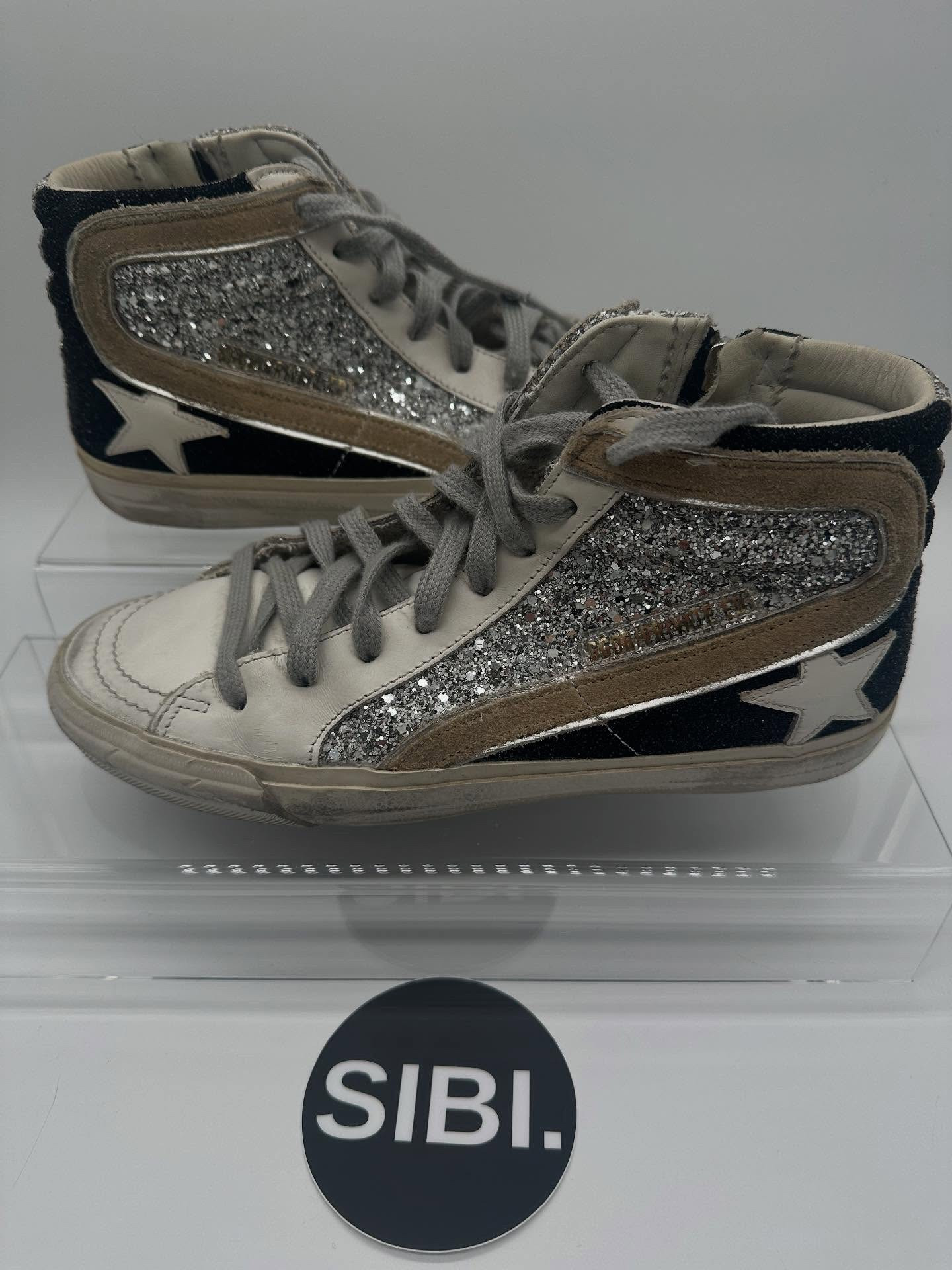 Golden Goose Midstar – Size 37
Retail $795
SIBI Price $475 (excellent condition ✨)

Gorgeous silver glitter panels, suede + leather trim, classic GG star.
Glitter is fully intact, no flaws — super clean pair!
Marked: 375 / 382
Box included ✔️

Comment SOLD to claim or DM 🤍

#goldengoose #neimanmarcus #ggdb #ggdbsneakers #consignment