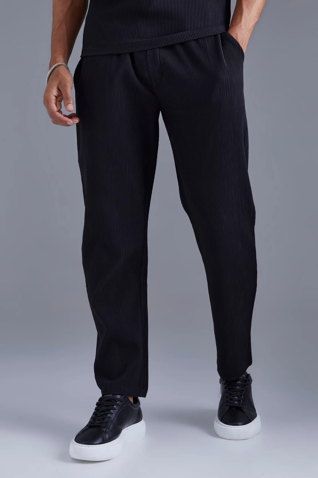 Elastic Waist Tapered Fit Pleated Trouser | boohooMAN (DE, IE & UK)