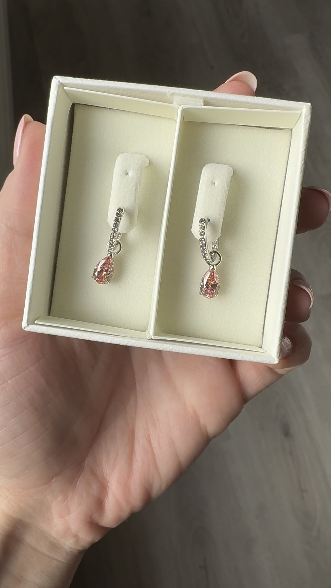 Recently I celebrated a work success and I bought me as a gift the Attract drop earrings from Swarovski in pink amd silver colour. I like to buy me little gifts to celenrate any success I have because if you don’t treat yourself who is gonna do it for you?
You can wear these two ways. Either as they are or you can remove the pink charm and have the hoops alone. It will make an adorable gift for your loved ones as well!

#LTKgiftguide #LTKeurope #LTKnederlands