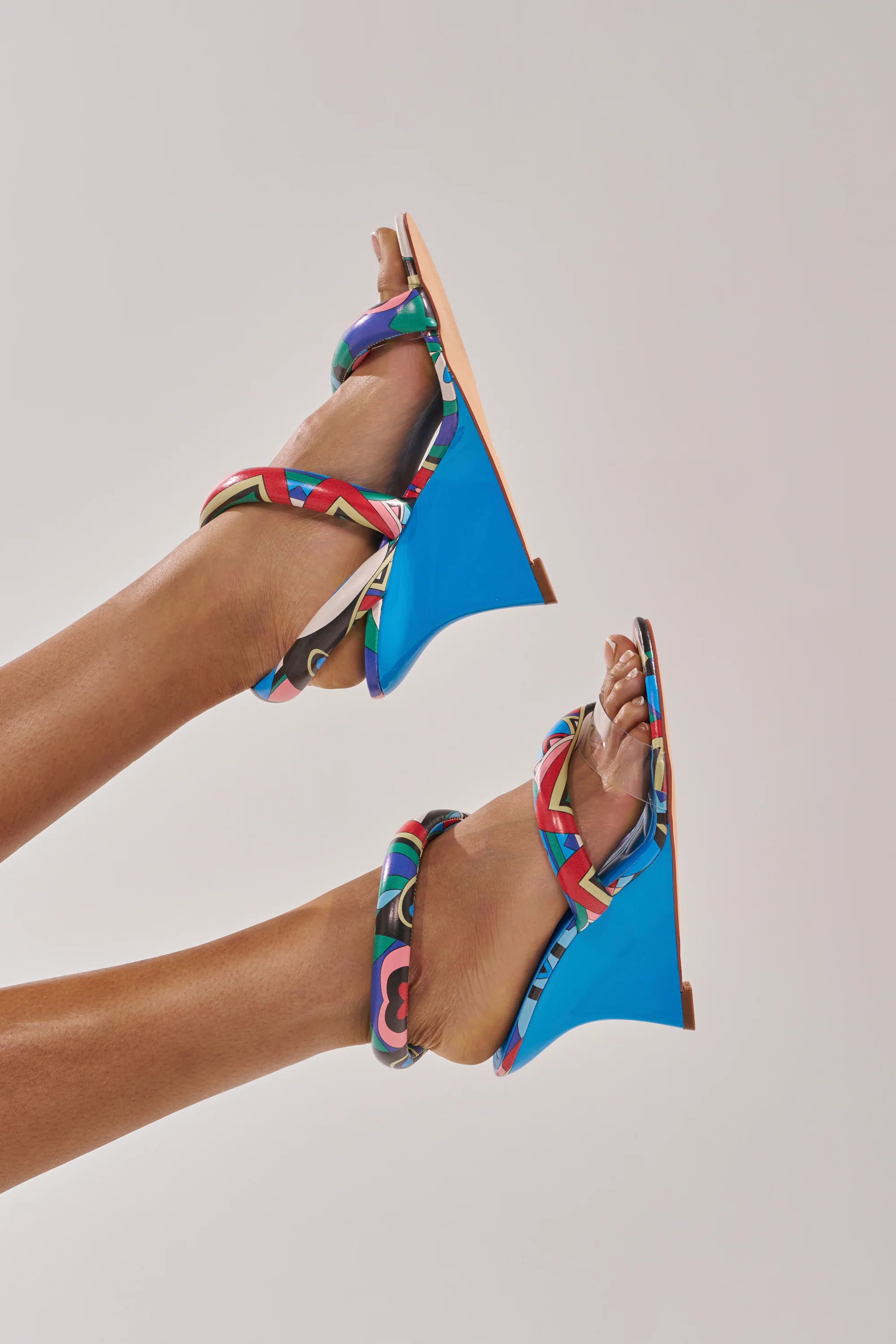 AKIRA Gold Minoru Multi Printed Wedge Puff Sandal | Size 7.5 | AKIRA