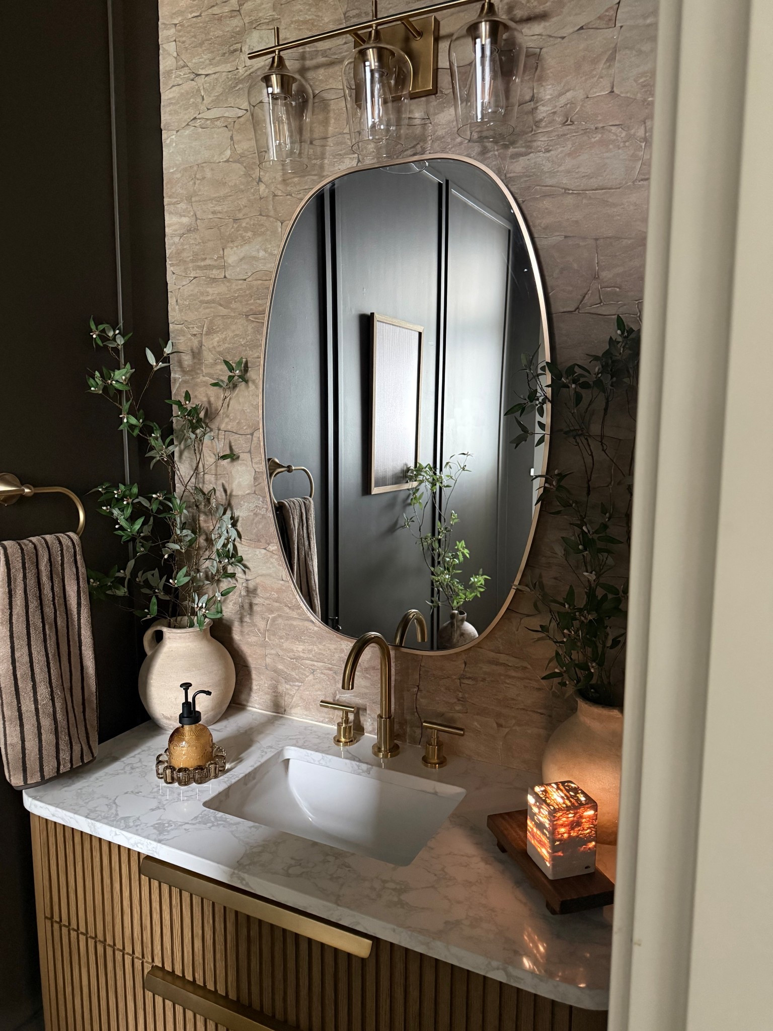 Powder room details✨