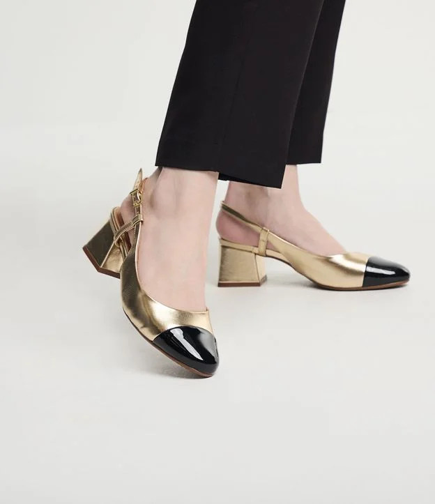 Sapato Slingback em PU com Salto Bloco e Biqueira Dourado | Renner (BR)