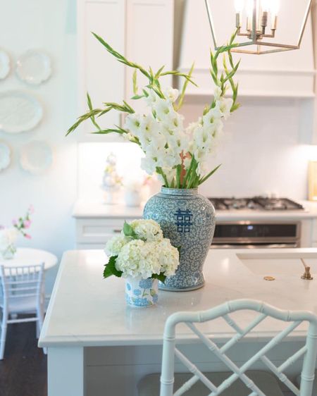 Chapple Chandler for Lo Home gingham vase! #blueandwhite #hydrangea #vase #homedecor #grandmillenial 