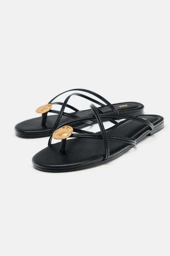 Flache Sandale. Mehrere Riemchen mit Steppnahtdetails vorne. Metallapplikation. Runde Zehenpartie... | Zara DE