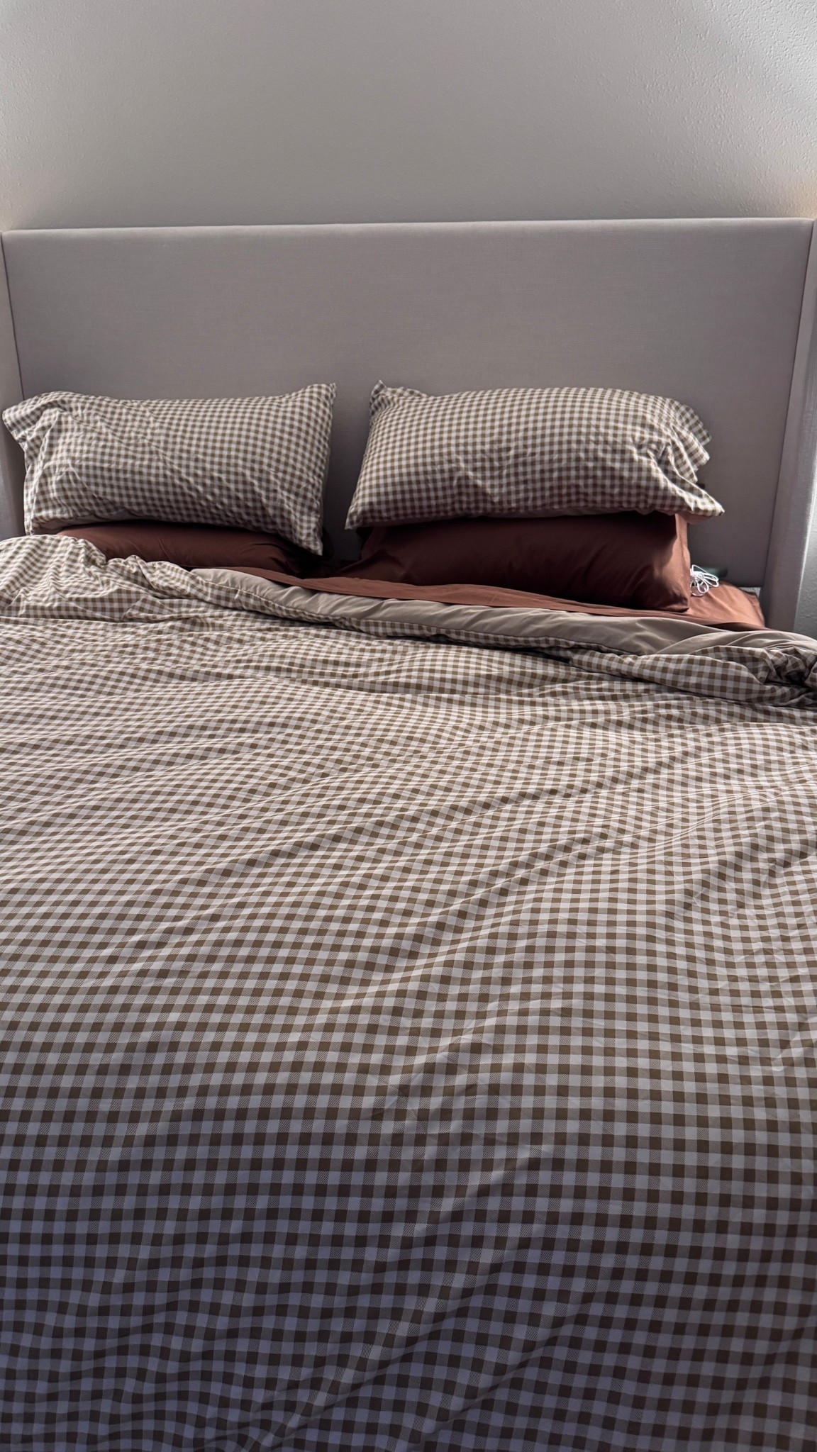 obsessed with this neutral gingham moment 🤎 the mix of warm brown sheets with the checkered duvet makes it feel so cozy but still clean. this soft upholstered headboard ties it all together — minimal, modern, and goes with everything. perfect neutral bedroom setup if you love that cozy fall aesthetic. 
•
•
•#LTKhome #LTKbedroom #neutralbedroom #ginghambedding #brownbedding #cozybedroom #neutraldecor #minimalbedroom #bedroominspo #homedesign #bedroomgoals #beddinglove #LTKfinds #interiorstyle #LTKlinkinbio #modernhome #neutraltones #aestheticbedroom #bedroomdetails #LTKstyletip #LTKunder100 #cozyvibes #interiordecor #LTKsale #bedroomsetup #modernneutral 

#LTKHome #LTKFindsUnder100 #LTKFamily