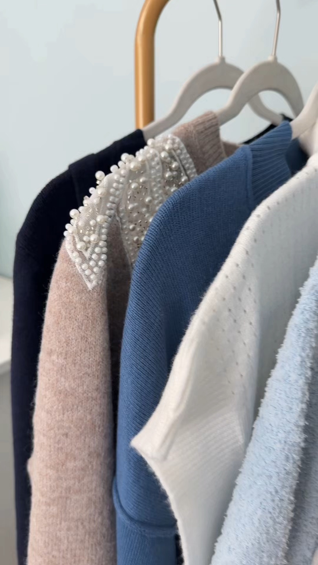 Fall sweater season is here and Amazon is delivering 🍂 Blues, tans, and so many gorgeous styles — cozy, casual, put together and everything in between. I rounded up my favorite fall sweater finds and every single one is so good and so affordable. The perfect wardrobe refresh for the season.