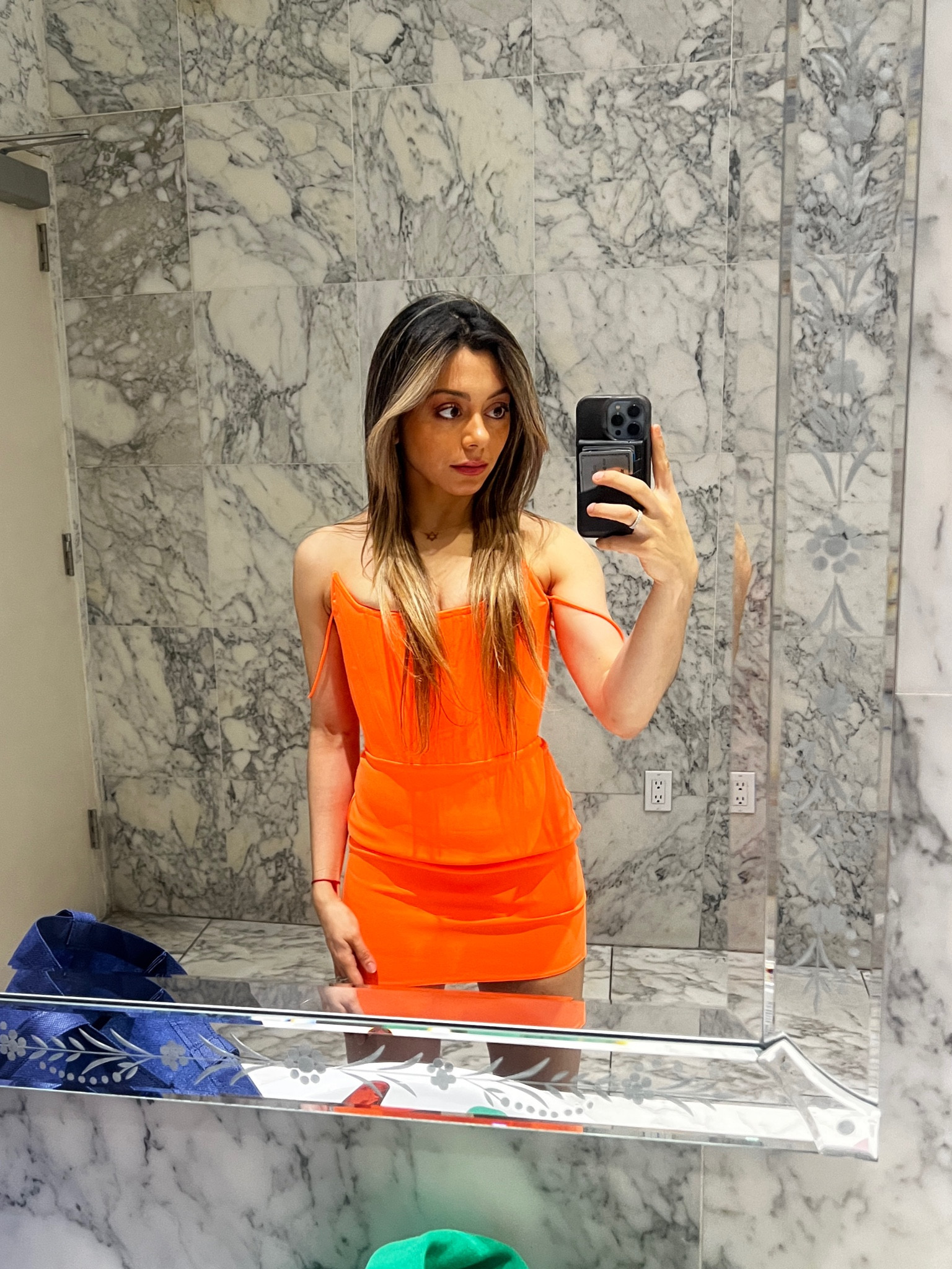 【ALEX PERRY】grant neon stretch-crepe ミニ ドレス ALEX PERRY Off-the-shoulder neon crepe midi dress | THE OUTNET