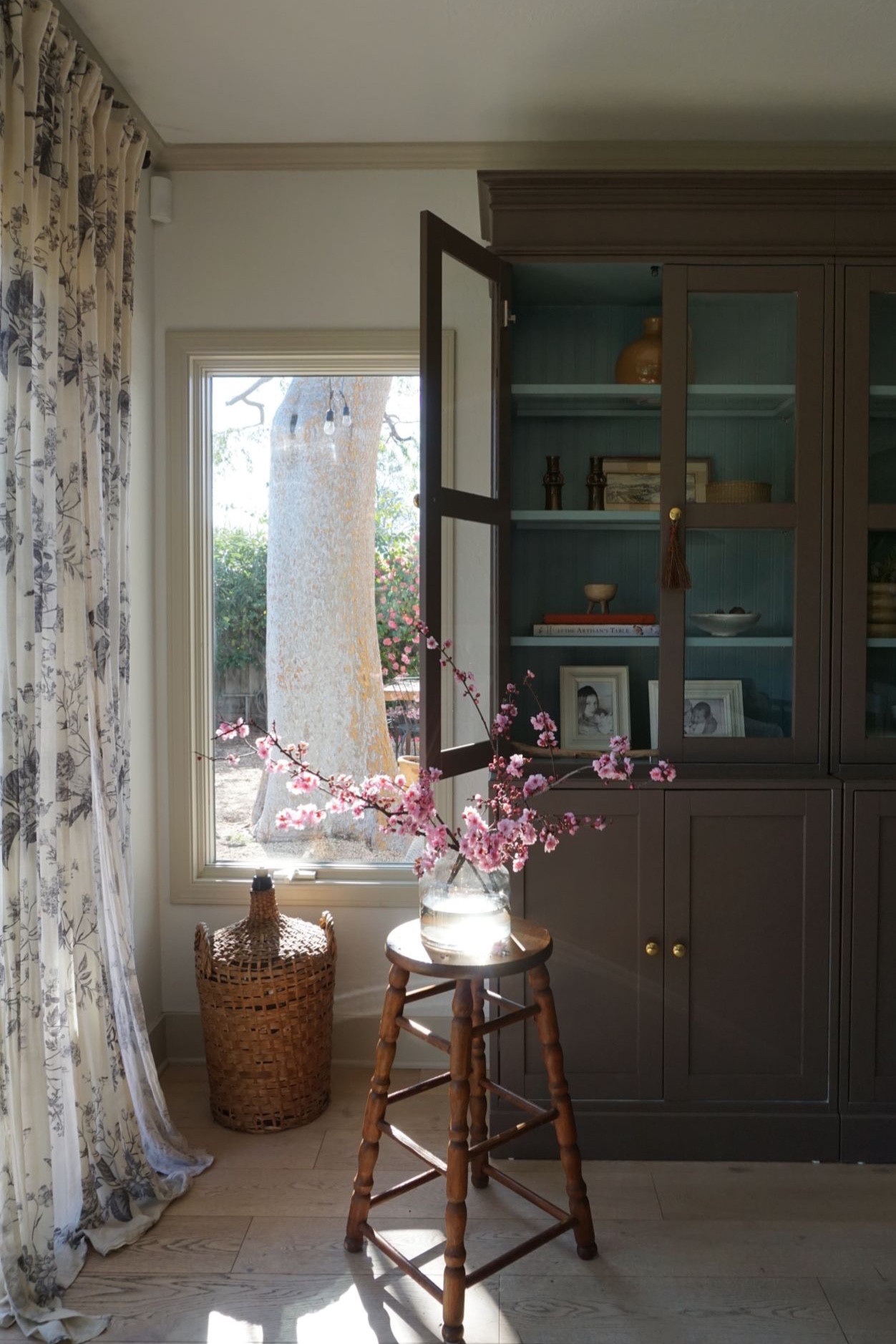 Ikea cabinet hack, linen curtain and beautiful sunlight ☀️
-
Amazon find. Home decor. Cabinet decor. Cotton curtain. Light filtering curtain. Sheer curtain. Glass vase. Wooden stool

#LTKFind #LTKhome #LTKunder100