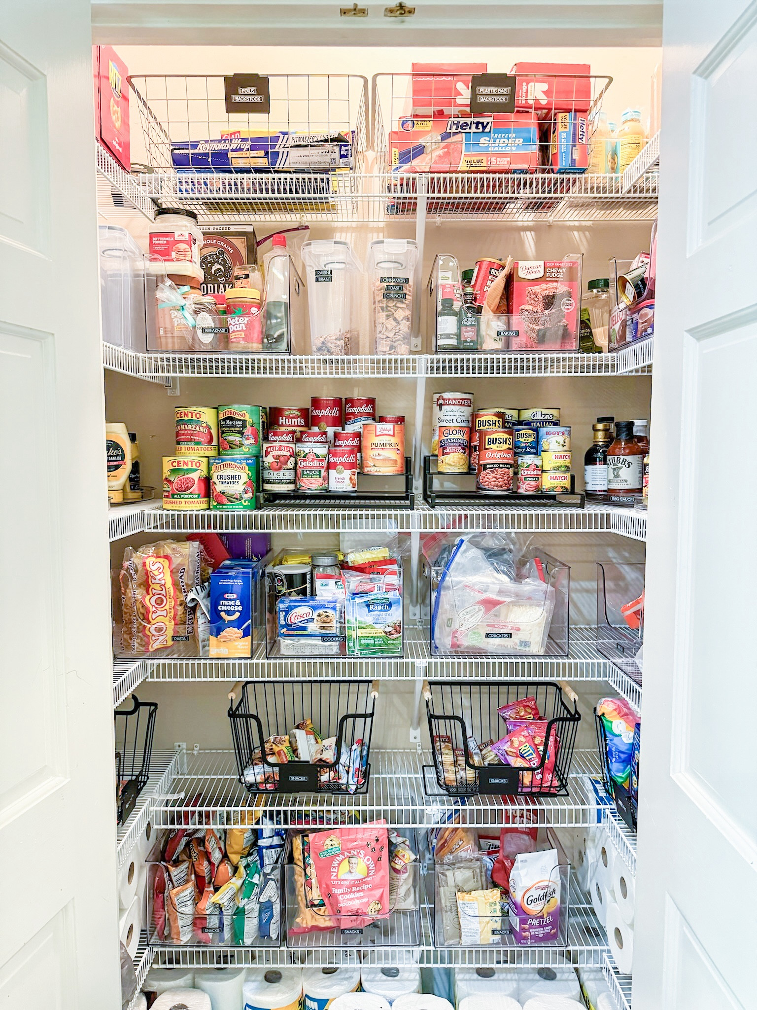 🚨PANTRY REVEAL🚨 We had two main goals for this client:

1️⃣ CLEAR/WIRE bins to see contents of each category
2️⃣ Utilize corner spaces effectively

We love to use a combo of clear and black wire to achieve the “see-thru” ability while also adding a little extra aesthetic from the wood handled black wire baskets. And what do we also love? A lazy susan! Swipe to see how we utilized the many corners in this pantry with lazy susans - one of our favorite products of all time!