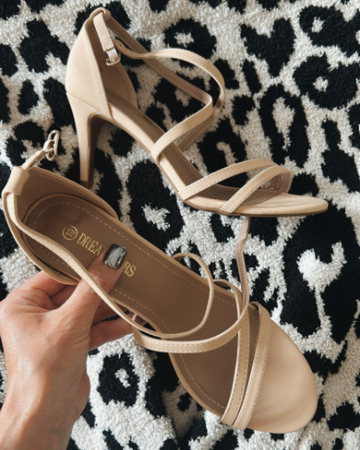 These are HANDS DOWN the most comfortable heels ever! I wore them all night and actually forgot I was wearing heels 🤭🙌🏻

nude heels | summer heels 