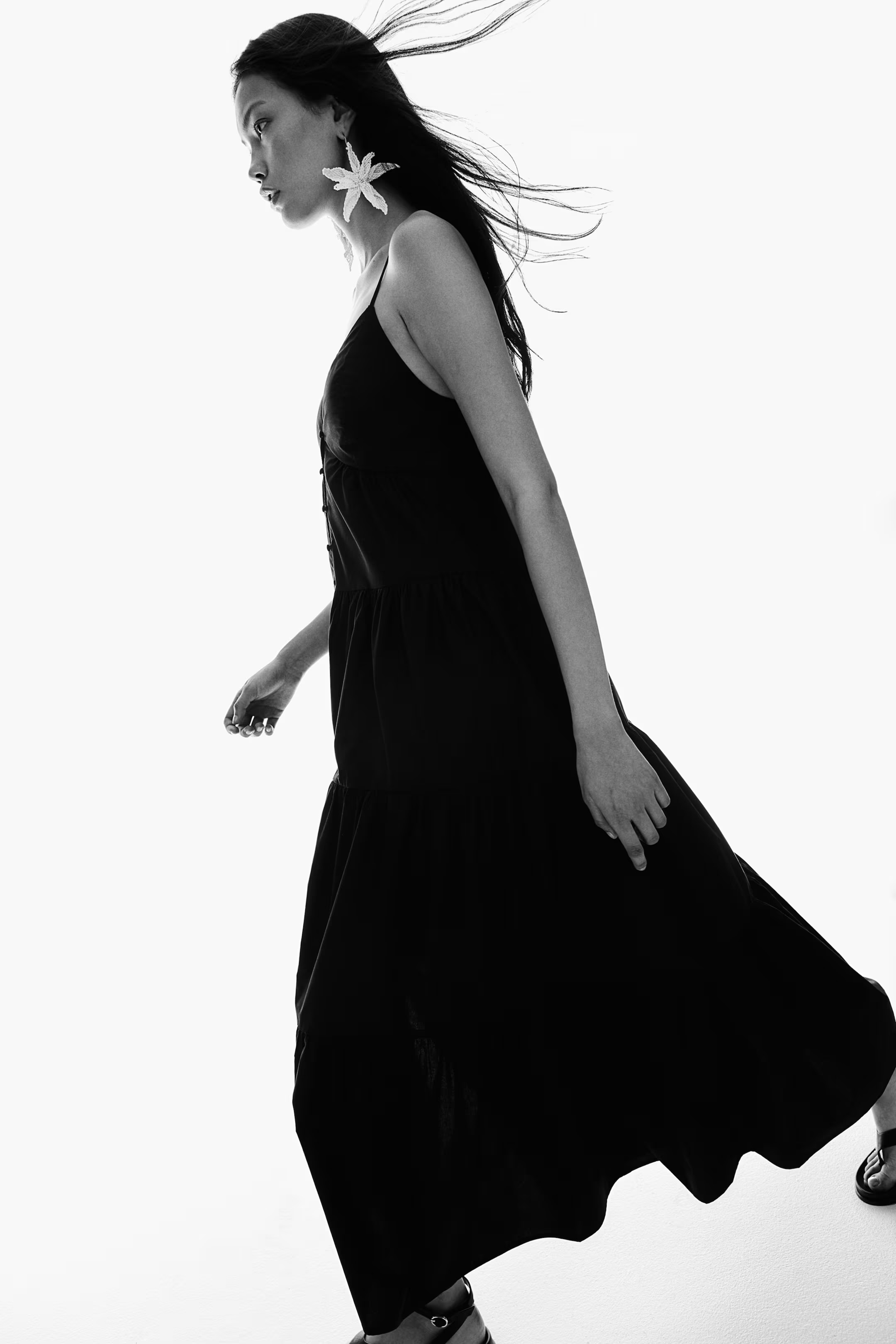 Tiered strappy dress - Black - Ladies | H&M GB | H&M (UK, MY, IN, SG, PH, TW, HK)