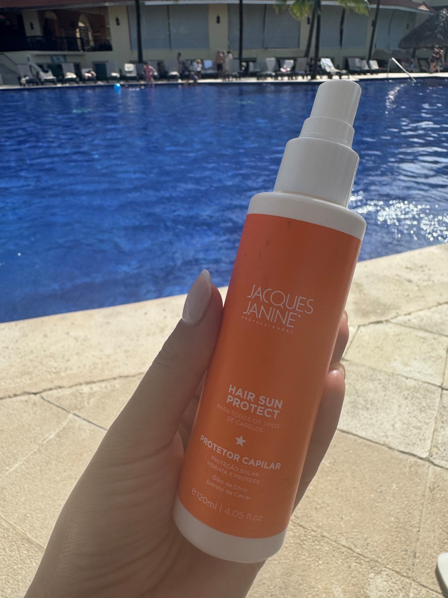 O melhor produto para proteger os fios. Passei 2 semanas na praia, com direito a piscina, e os meus fios ficaram perfeitos. Hidratados, sem frizz, não perdeu a cor e nem ficou poroso.
. 


#LTKbrasil #LTKbeleza