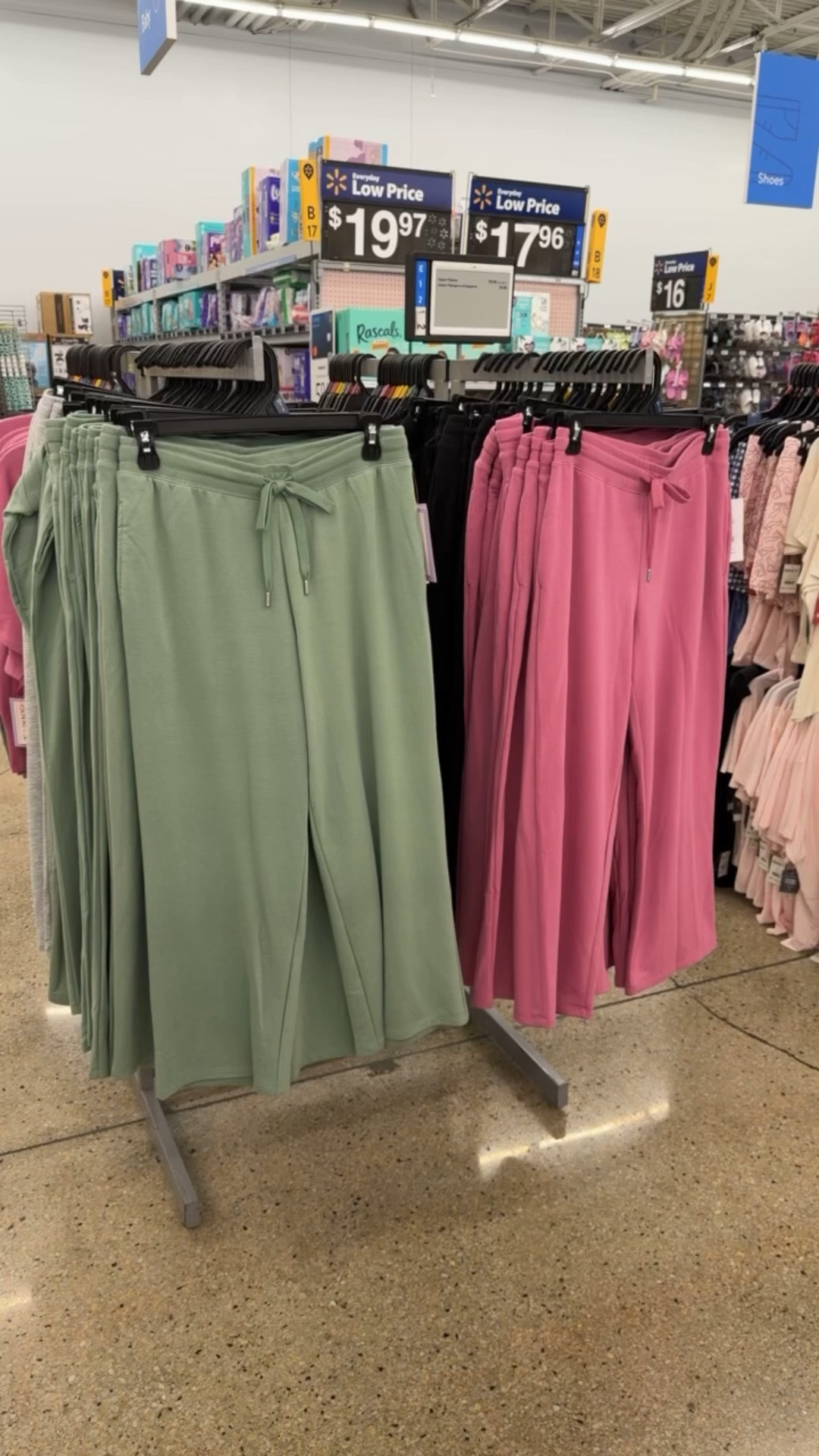 Walmart lounge set you all are loving! Back for the second year in a row in new colors. I stayed true to size and got a small in the top and bottoms. #walmartfashion