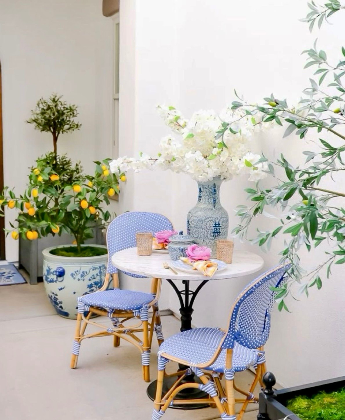 Blue and white Spring patio! 

#gingerjar #patio #springpatio 

#LTKHome #LTKSeasonal #LTKStyleTip