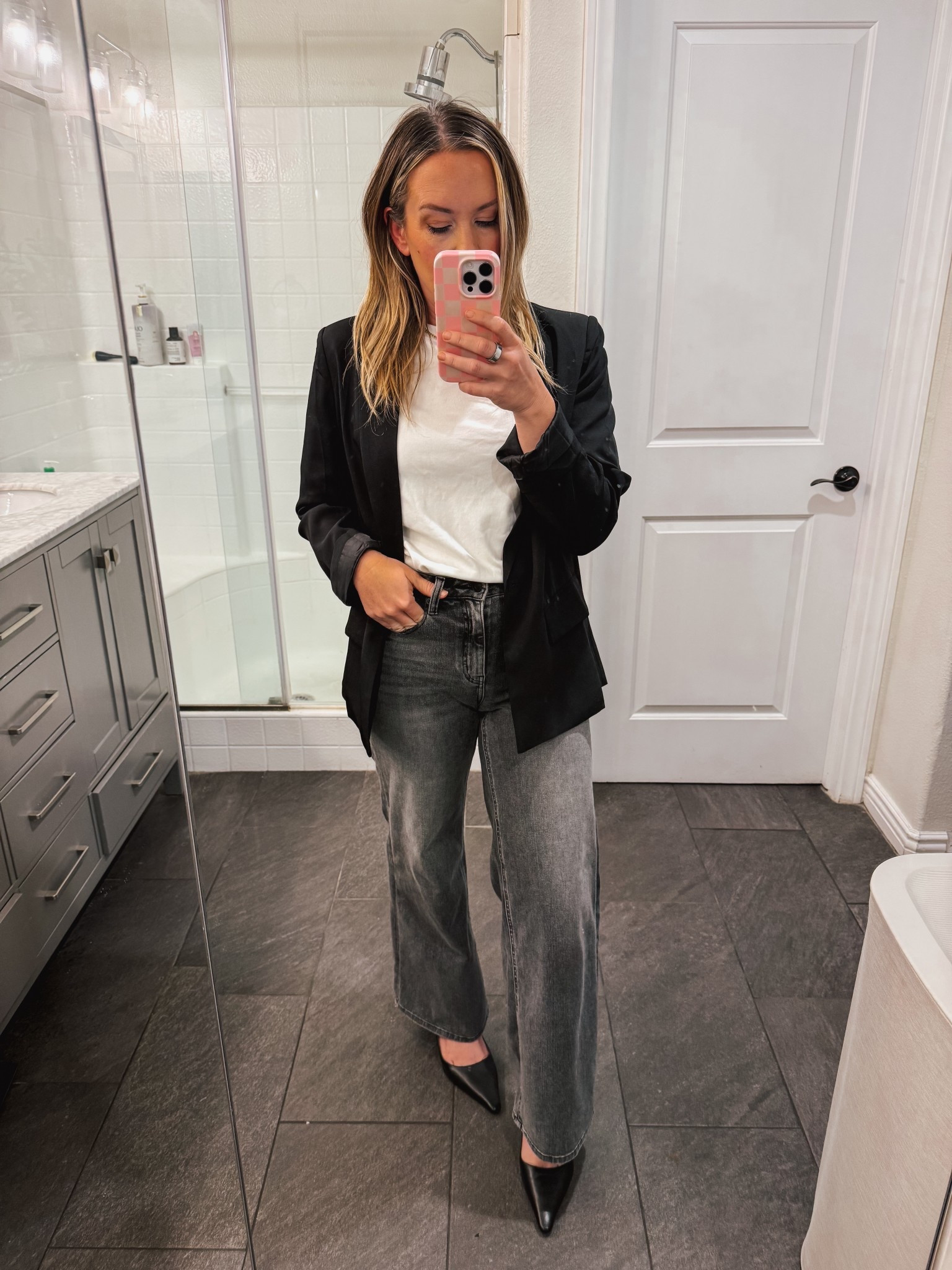 Workwear doesn’t need to be complicated. A simple blazer and some heels can go so far.

These jeans are insanely comfortable and are meant to be a cropped fit but I went with the regular so that they would be full length on me. Wear size 27 regular 

#LTKWorkwear #LTKOver40