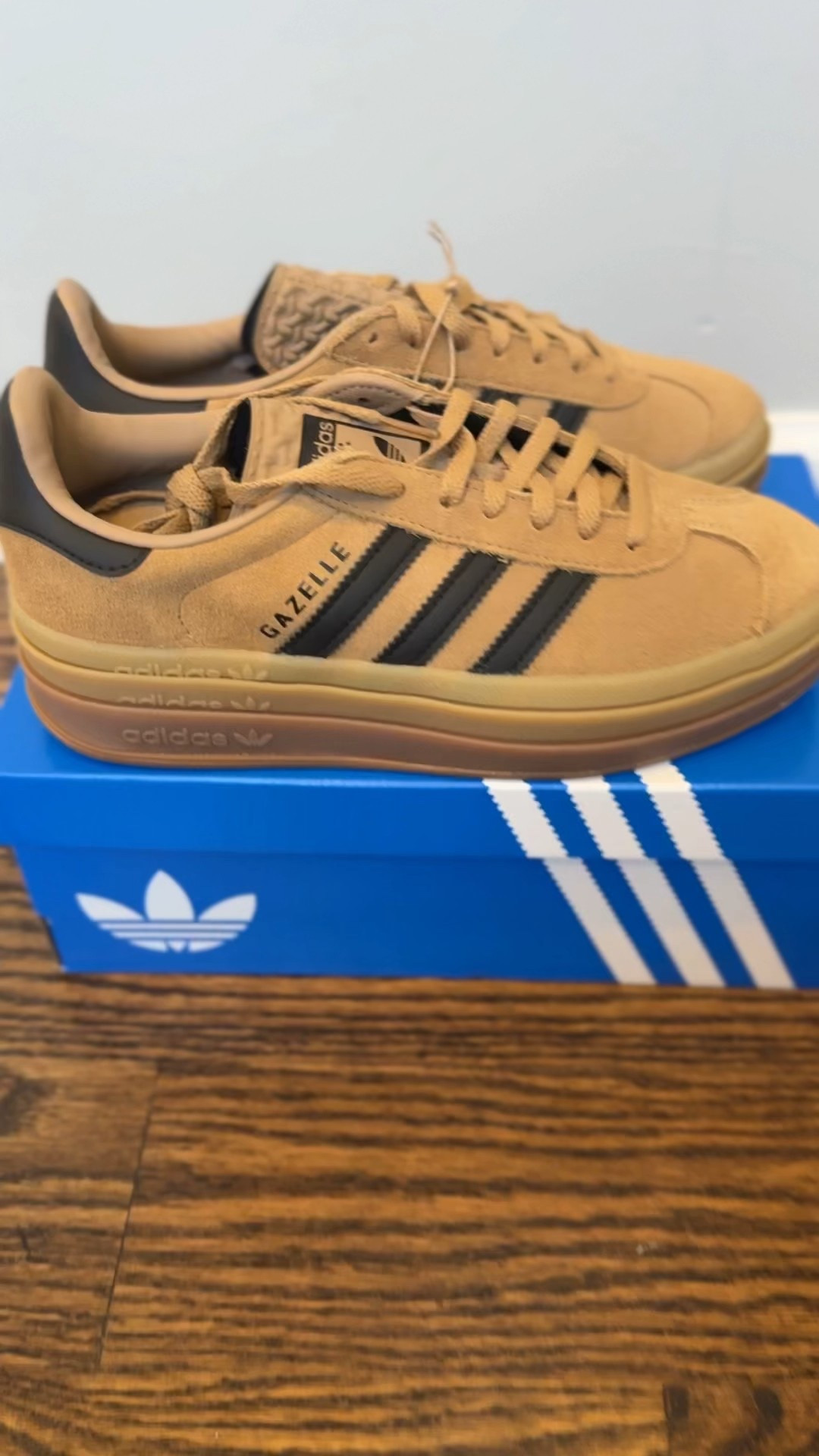 These are the sneakers you need for fall! They go with leggings, jeans, so versatile - and the colors are perfection! 

#LTKStyleTip #LTKShoeCrush #LTKSeasonal