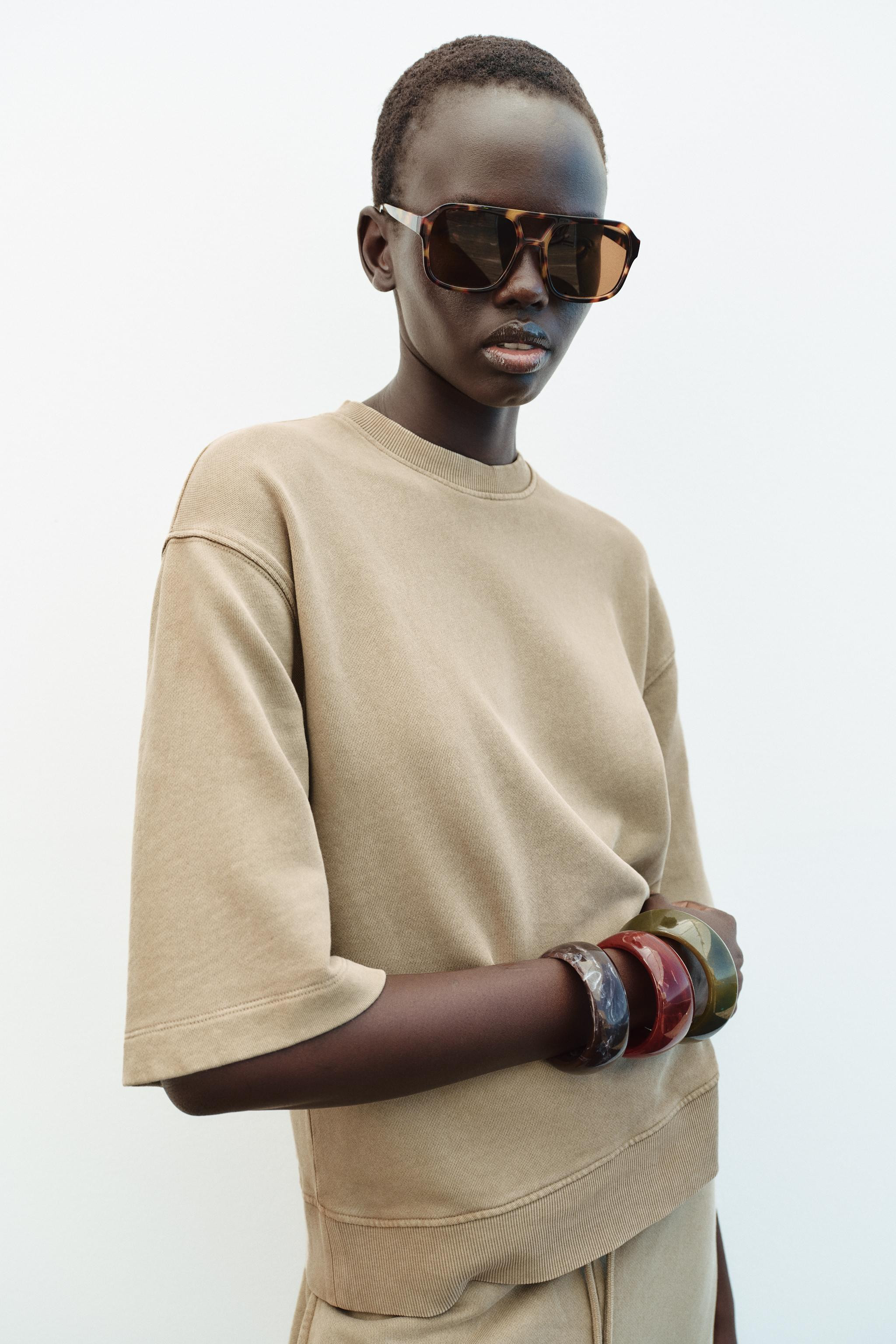Loose-fitting sweatshirt made from a cotton blend yarn. Featuring a round neck and three-quarter ... | Zara UK
