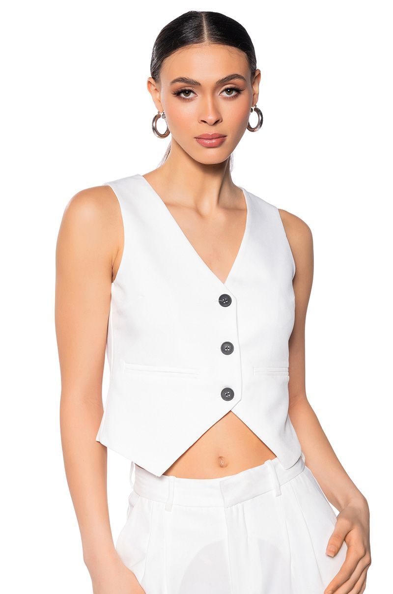 FITTED CROP VEST IN WHITE | AKIRA