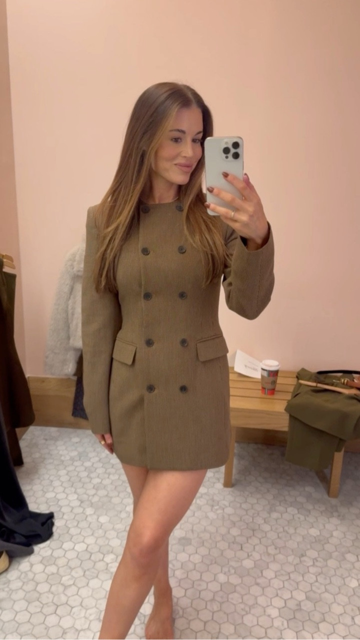 I cannot get over how cute this dress is! I love the buttons and pocket details on the fronts. The fit, the color, everything is perfection. You cannot go wrong with having a piece like this in your closet!

If you want to make this outfit a little warmer, add some tights and a nice coat!

Aritzia outfits
Fall outfits
Aritzia dress
Workwear dress

#LTKWorkwear #LTKootd #LTKGiftGuide