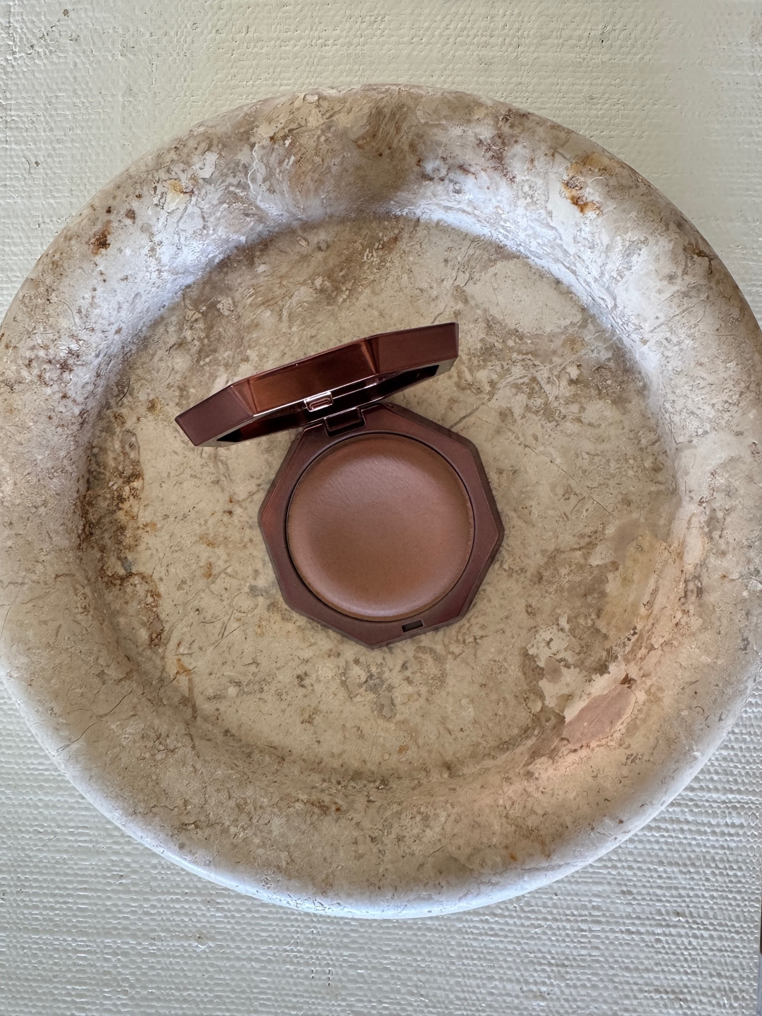 This bronzer lives up to the hype ! It’s a mousse blurring cream bronzer that stays put ! 

I’m in the shade churro twist
