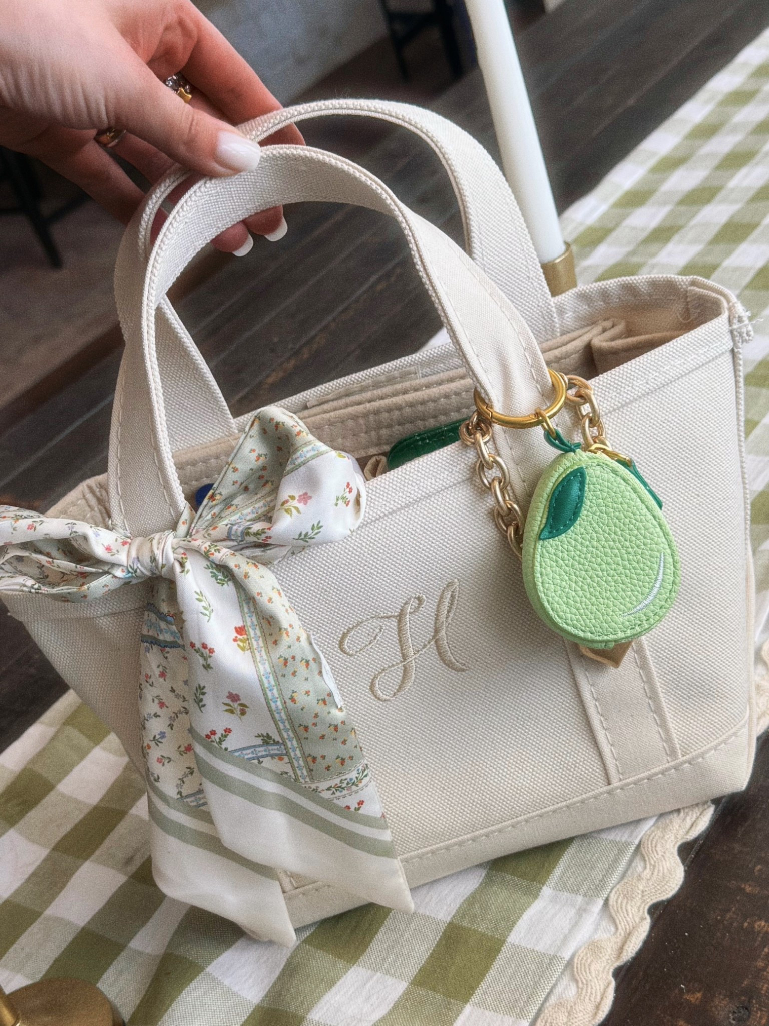 the cutest mini boat & tote 🍐✨👜🦋

#LTKU #LTKTravel #LTKdayinmylife