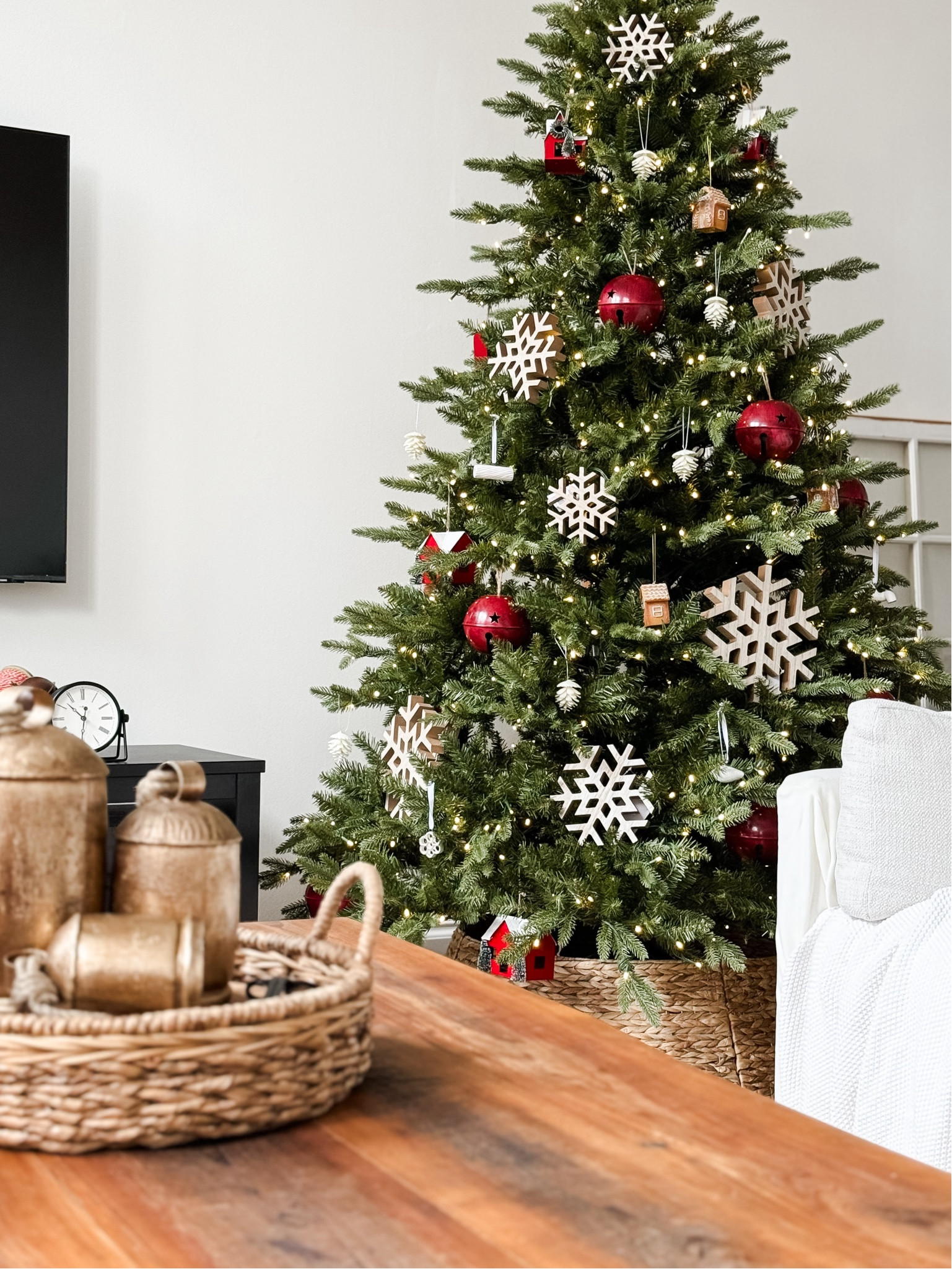 Christmas tree decor, modern farmhouse Christmas 

#LTKfamily #LTKHoliday #LTKhome