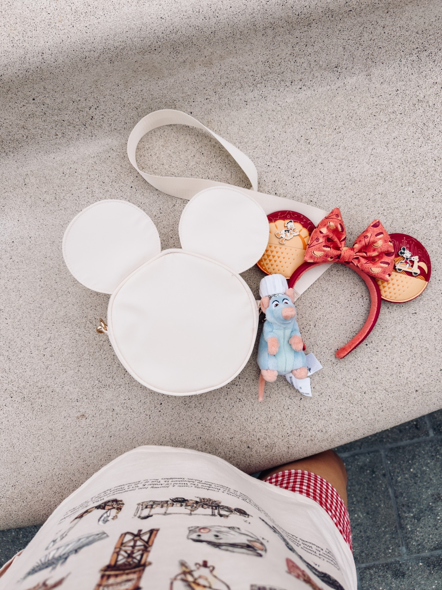 Mickey Autograph purse for parks and characters to sign! So cute and such a great gift for 1st time Disney trips. #memories #firstdisneytripgifts