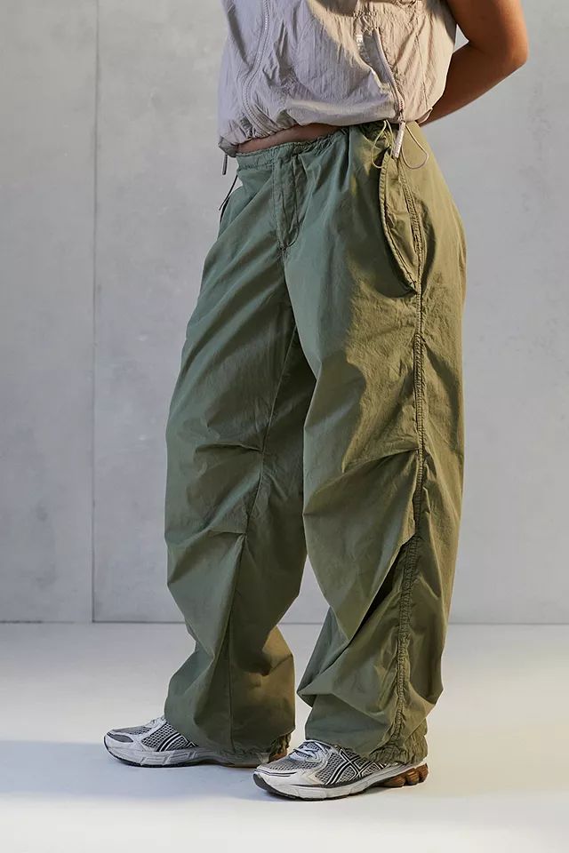 iets frans... Khaki Baggy Tech Pants | Urban Outfitters (EU)