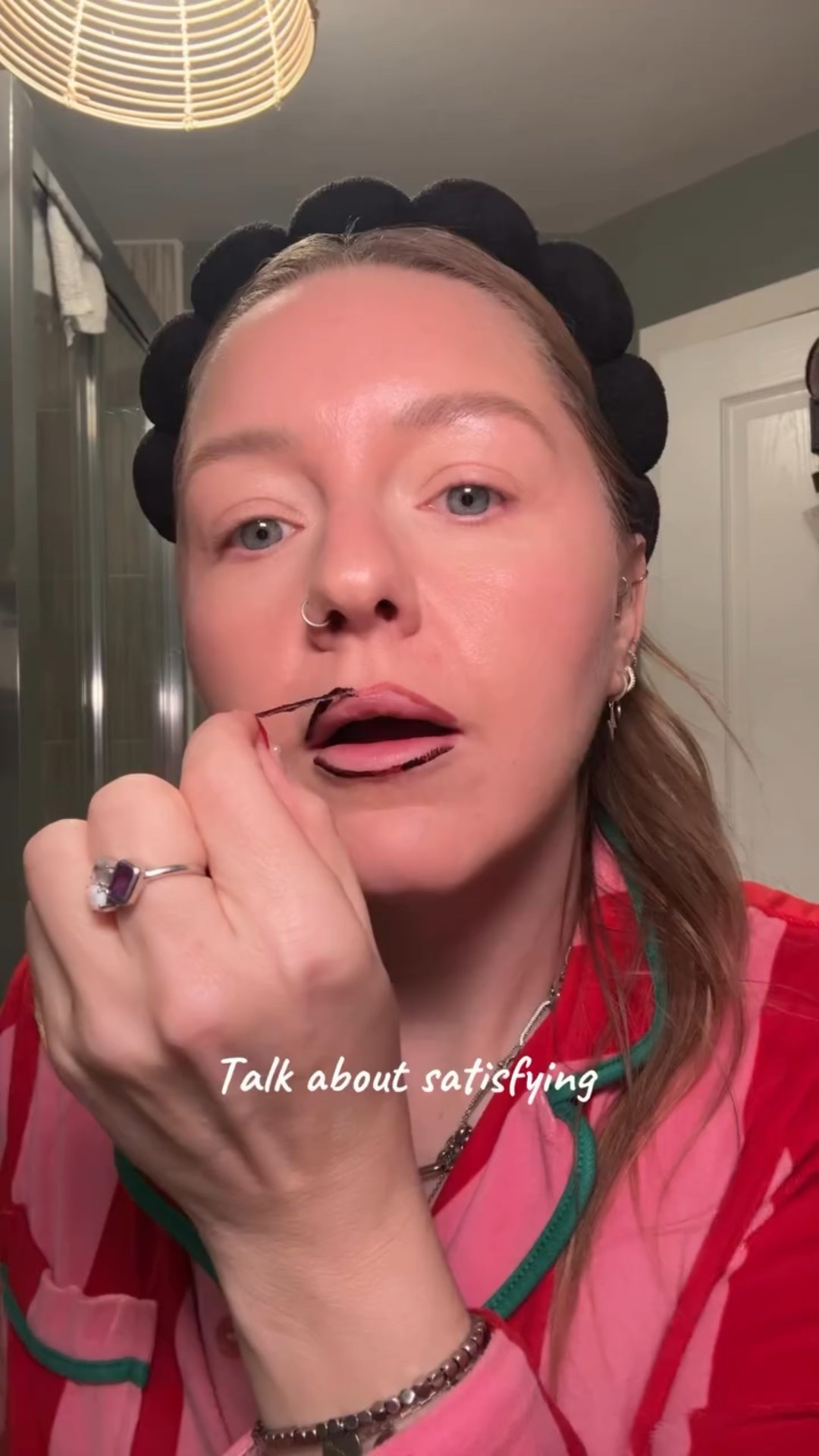 Trying the exact lip liner stain Billie Eilish wears… because if it’s good enough for Billie 😮‍🔥

Survives coffee, chaos & mum life ✔️

Have you tried this lip liner stain yet? 

#sacheu #sacheulipliner #peelofflipstain #lipliner #lipstain #billieeilishmakeup