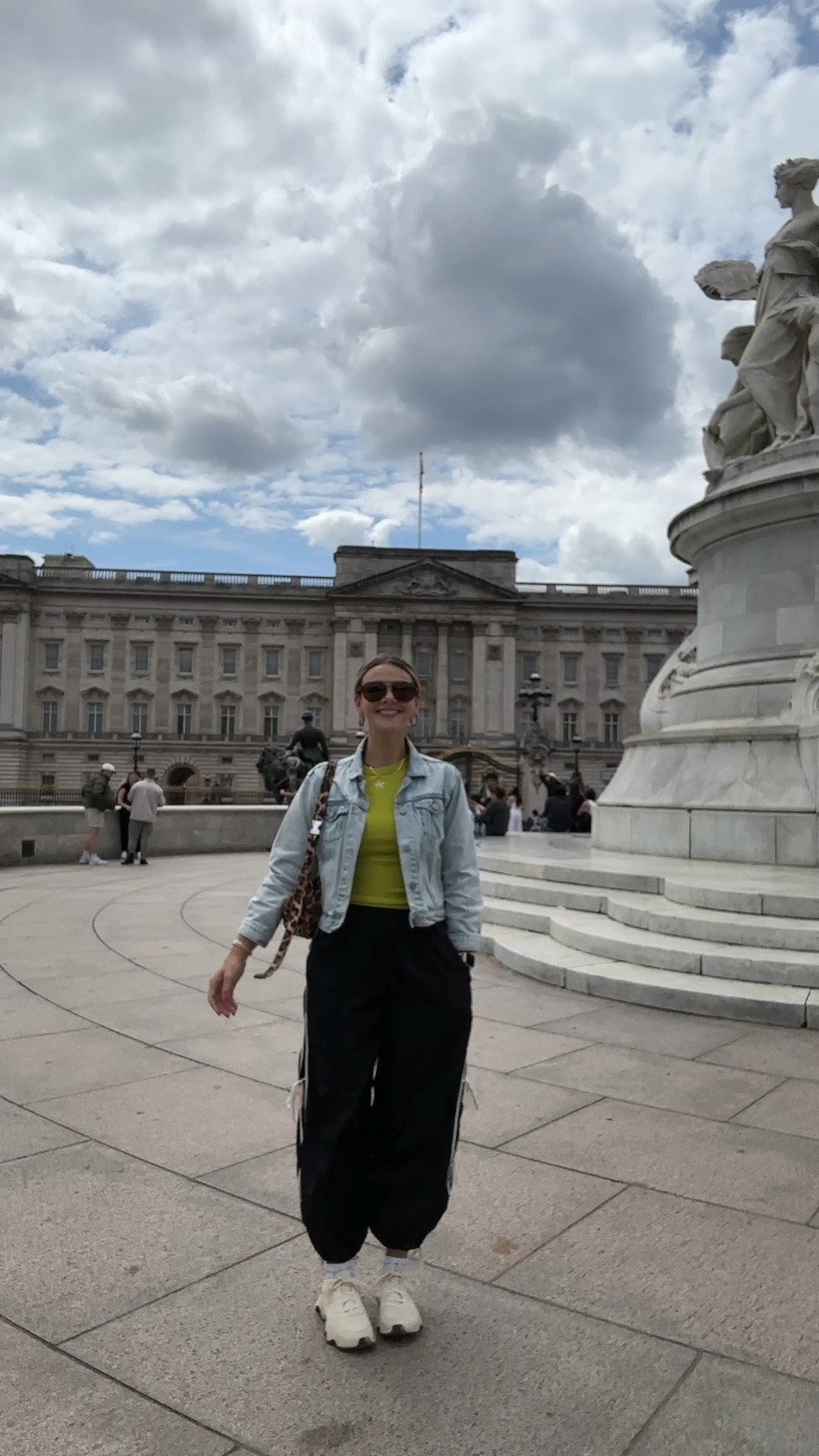 Day exploring London! 

Sizes:
Small in pants and tank 
In my usual 8 in the sneakers but might size up half 