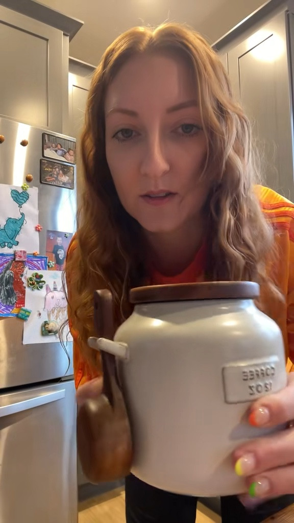 Tired of scooping your protein/greens out of the bag and getting powder on your hands? 

💪🏻 Here’s a new way to store your greens/protein powder supplements! Use a coffee grinds container! 

✨ Stop wasting your expensive products today. This is a game-changer for your morning! 

#gymtok #protein #supplements #gymhack #gymrat #sporty #physedgirls #health #healthy #workout #exercise #gymshark

#LTKHome #LTKActive #LTKFindsUnder50