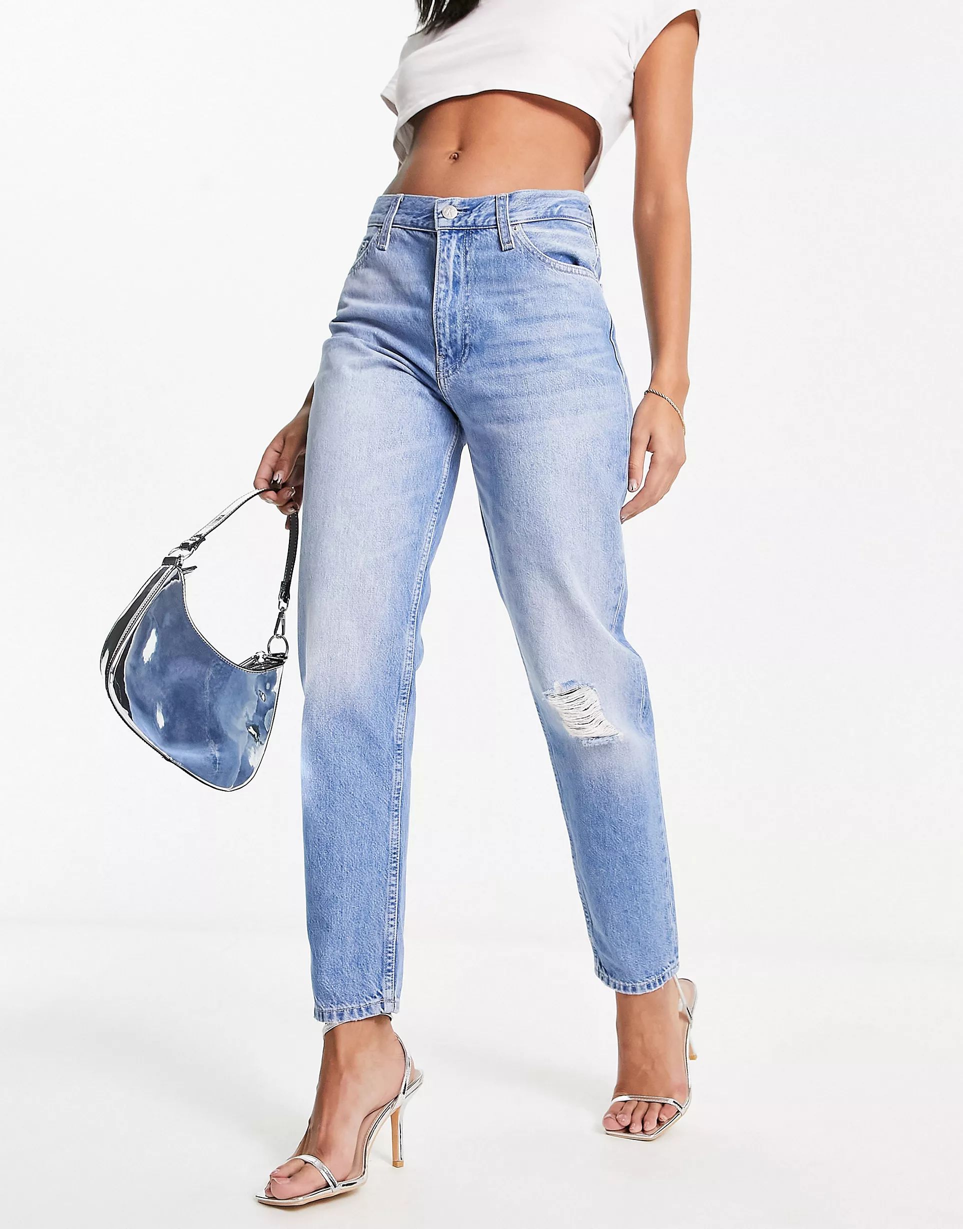 Calvin Klein Jeans – Mom-Jeans in mittlerer Waschung | ASOS (Global)